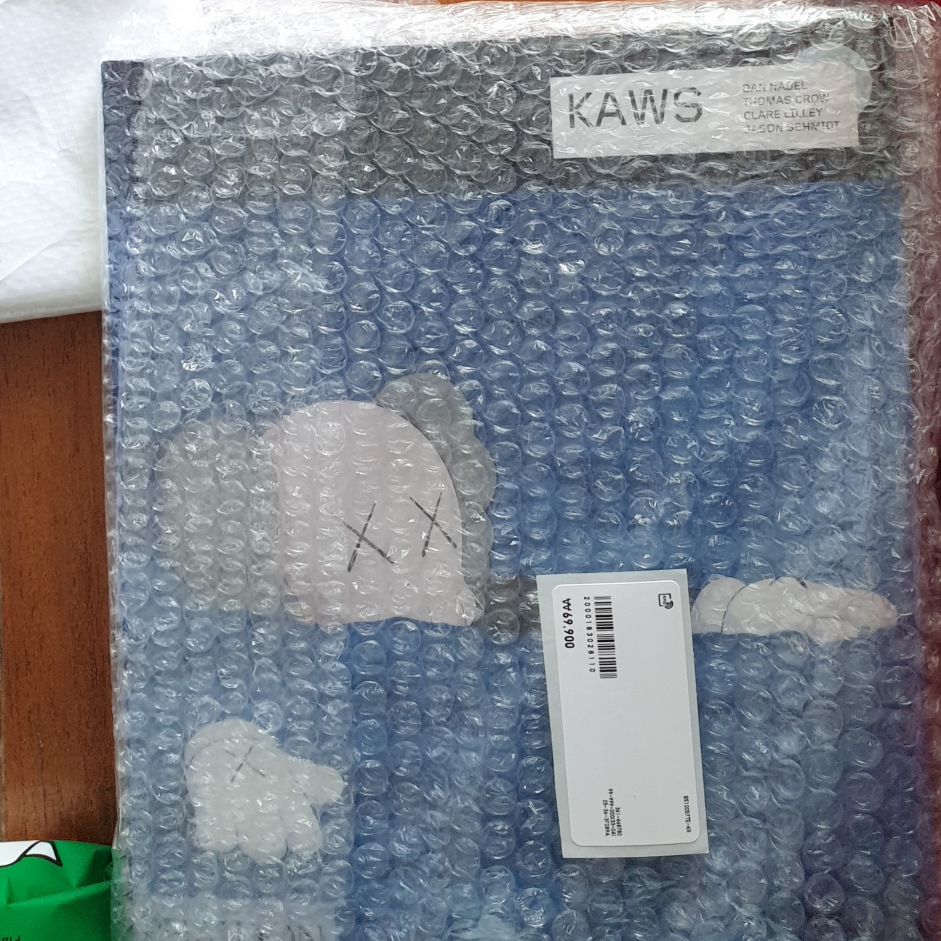 Uniqlo UT x Kaws Short Sleeve Graphic T-Shirt White, Uniqlo UT x Kaws Long Sleeve Sweatshirt Black ์ฐฉ์ฉ ์คํ์ผ - 4