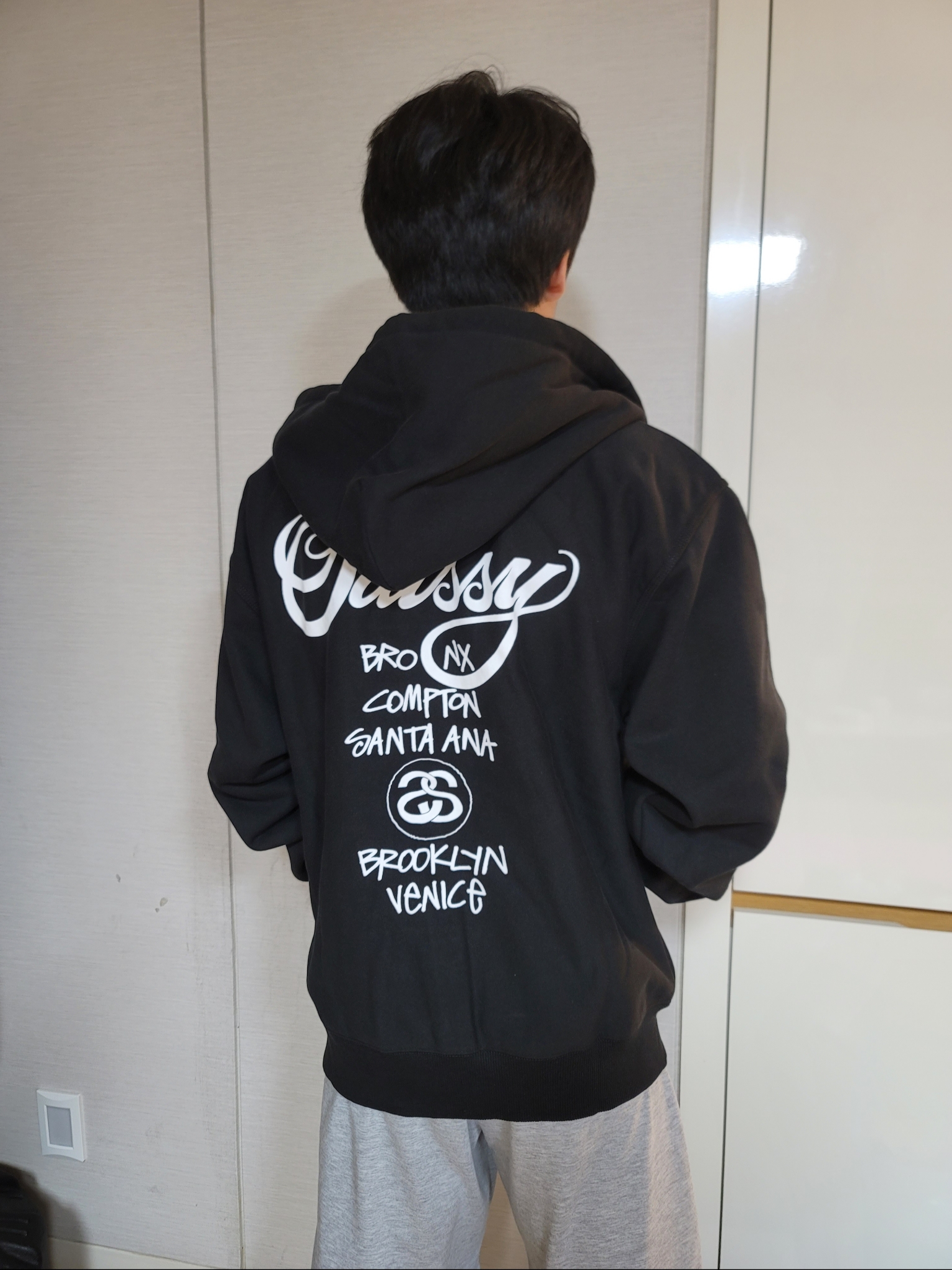 Stussy World Tour Zip Hoodie Black 2023 착용 스타일 - 3