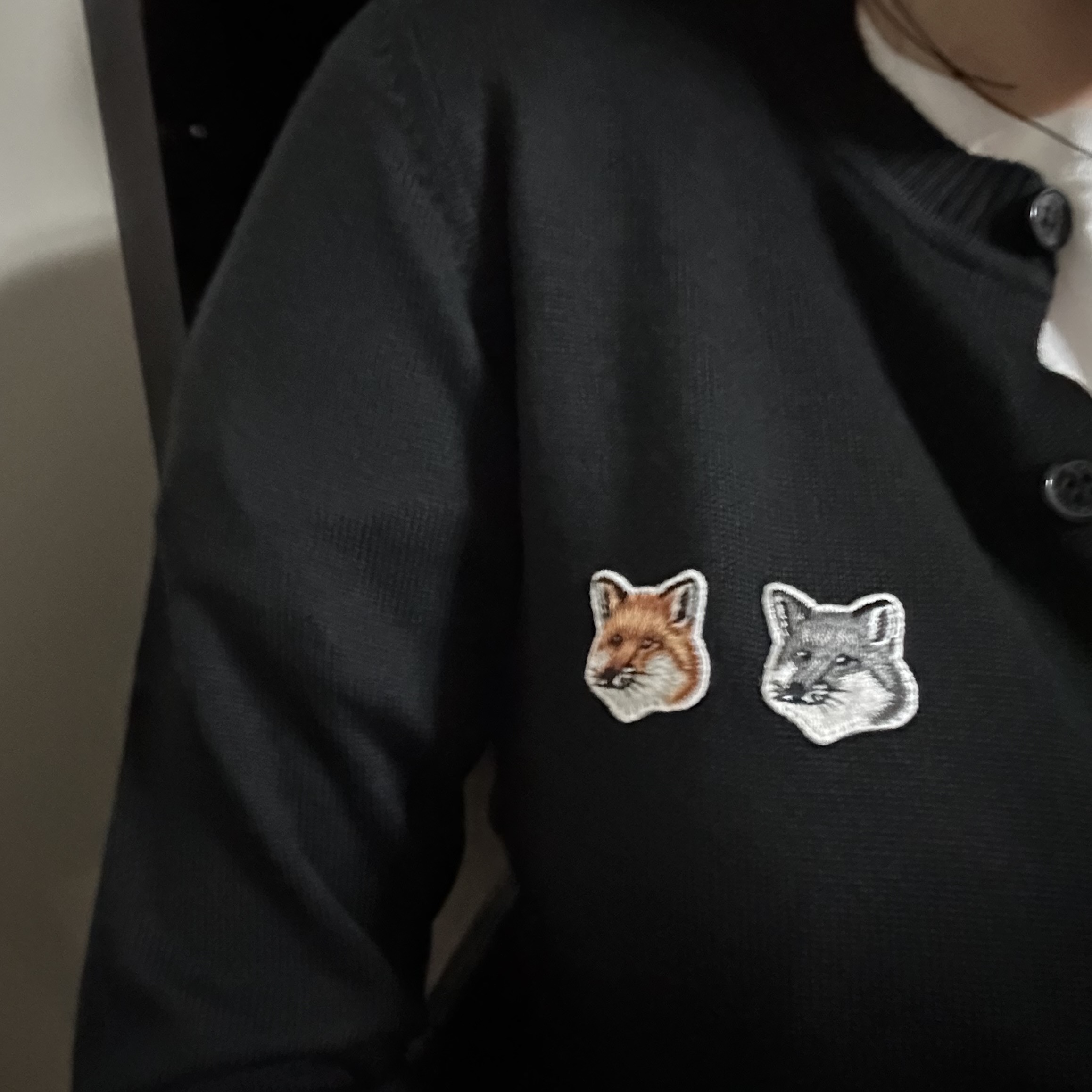 (W) Maison Kitsune Double Fox Head Patch R-Neck Cardigan Black 착용 스타일