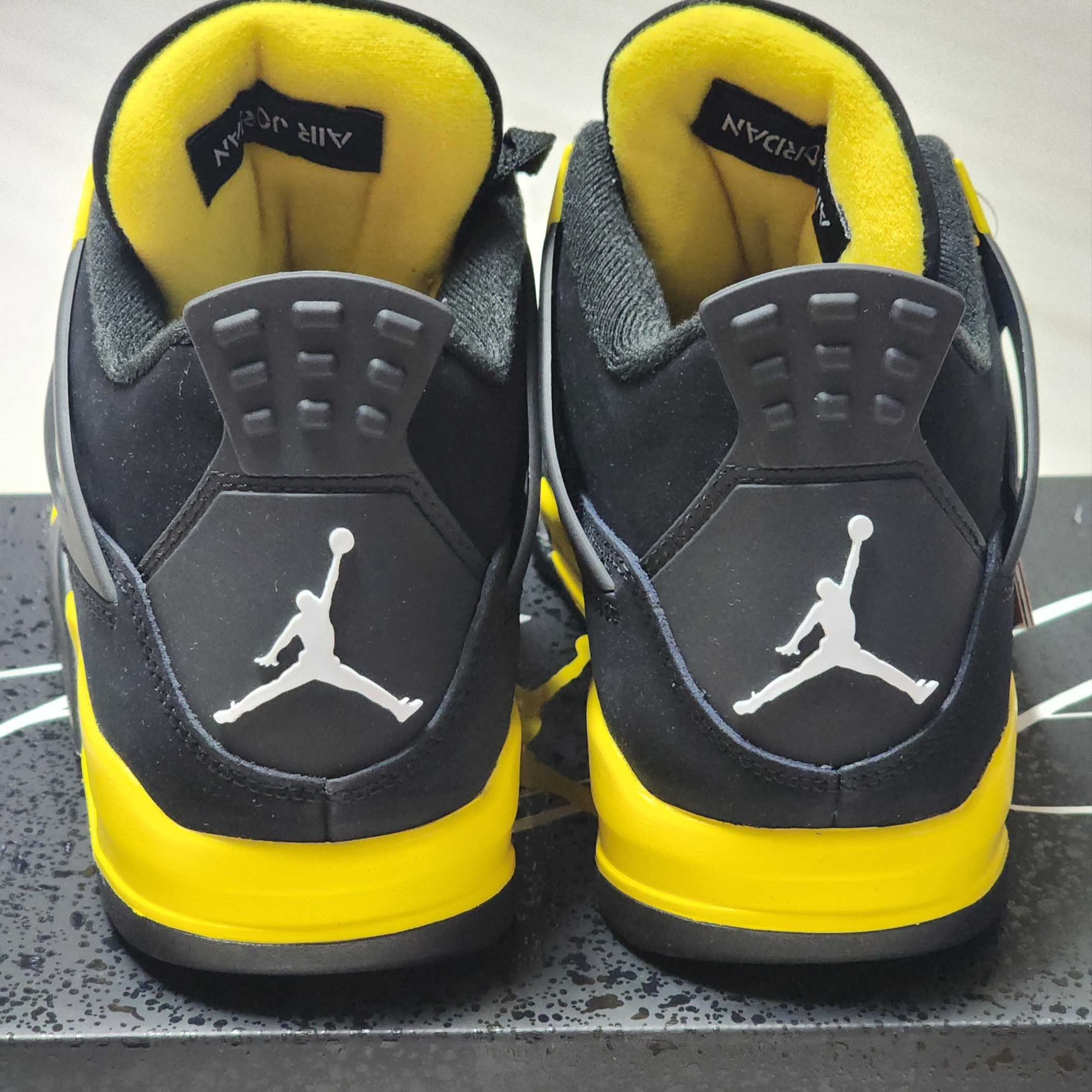 Jordan 4 Retro Thunder 2023 착용 스타일 - 3