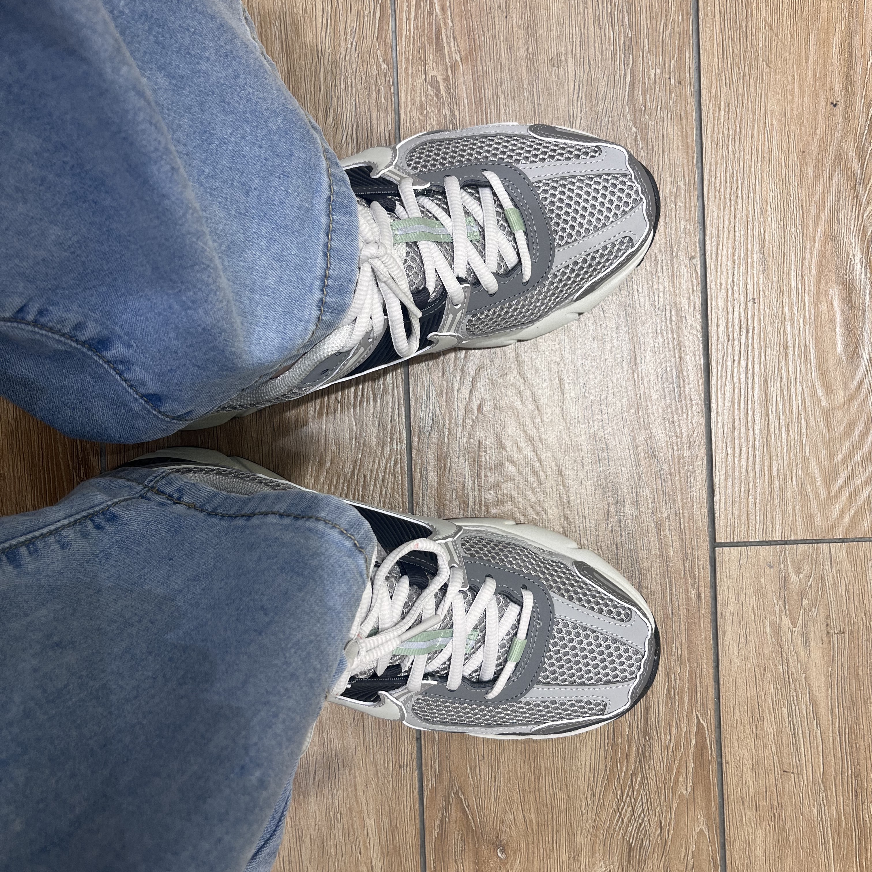 (W) Nike Zoom Vomero 5 Cobblestone and Flat Pewter 착용 스타일