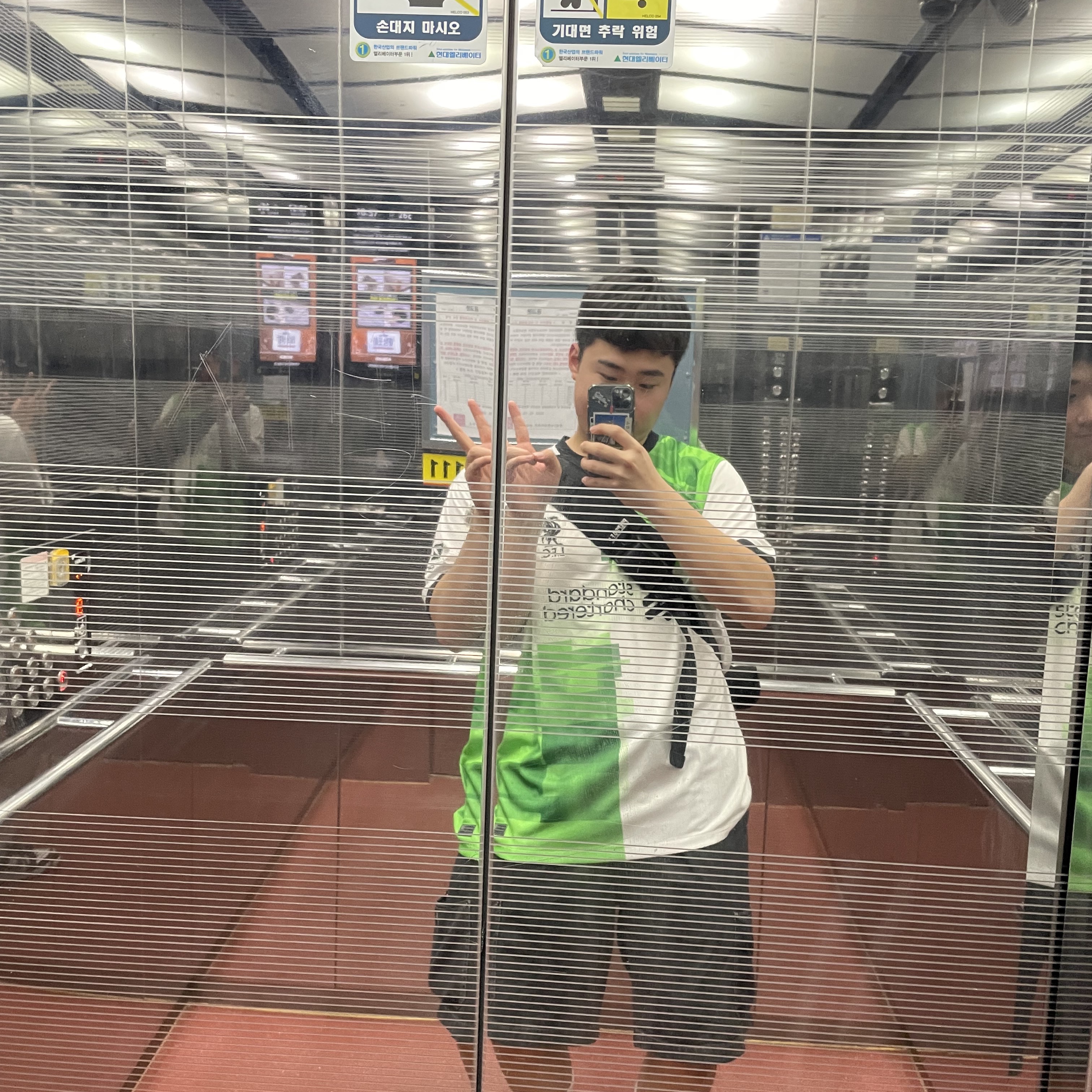 Nike Liverpool FC 2023/24 Dri-Fit Stadium Away Jersey White Green Spark (Non Marking Ver.) 착용 스타일
