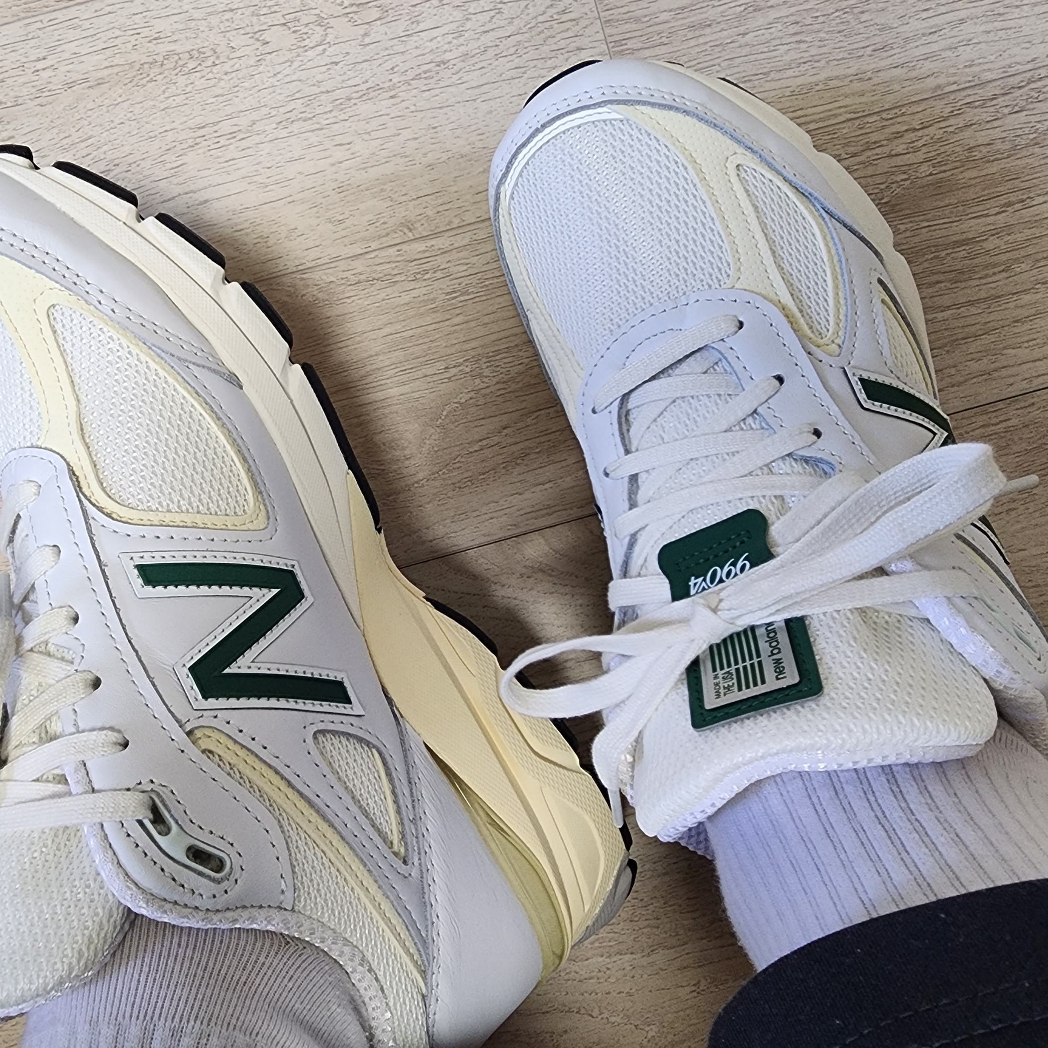 New Balance 990v4 Made in USA White Green 착용 스타일