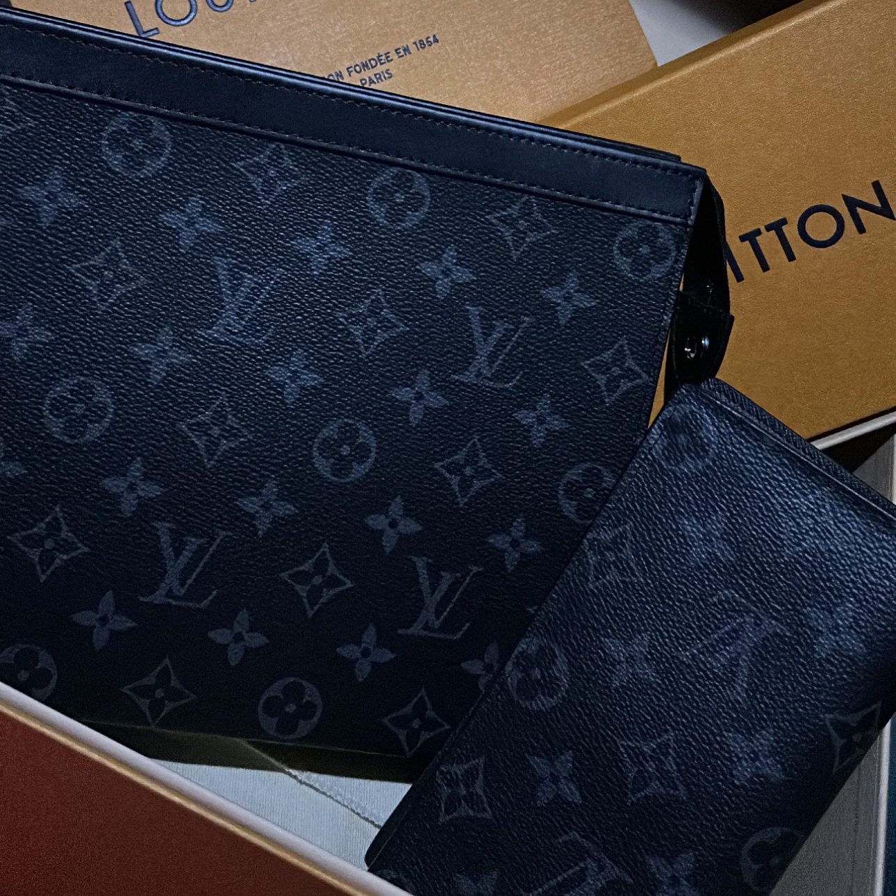 Louis Vuitton Brazza Wallet Monogram Eclipse, Louis Vuitton Pochette Voyage MM Monogram Eclipse 착용 스타일