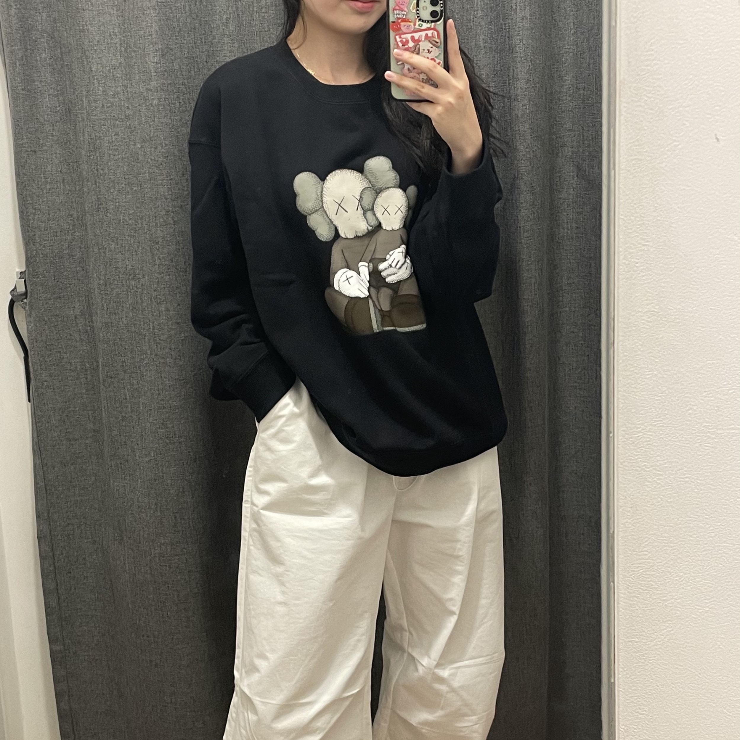 Uniqlo UT x Kaws Long Sleeve Sweatshirt Black, Uniqlo UT x Kaws Long Sleeve Sweatshirt Off White 착용 스타일 - 1