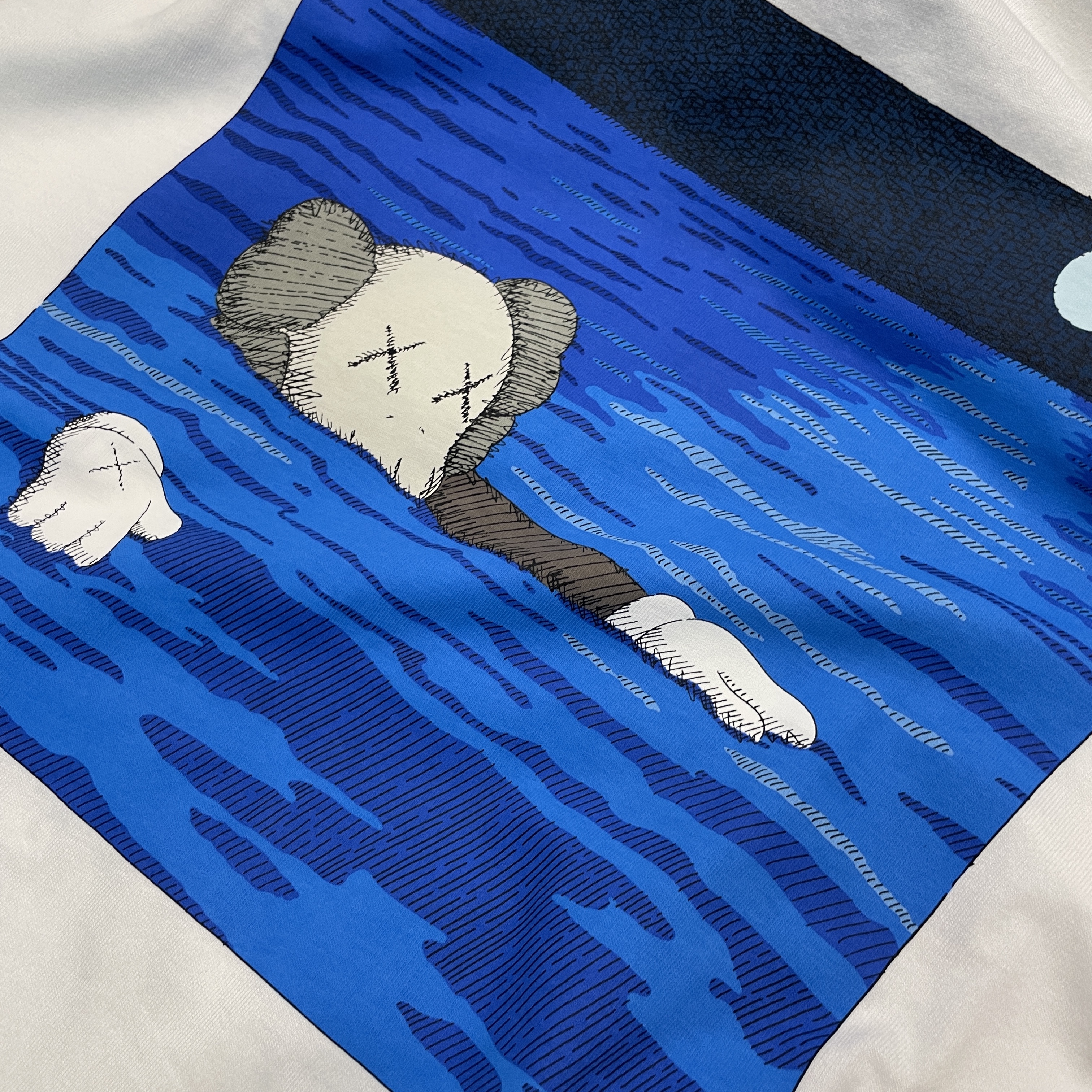 Uniqlo UT x Kaws Short Sleeve Graphic T-Shirt White, Uniqlo UT x Kaws Short Sleeve Graphic T-Shirt White 착용 스타일 - 5