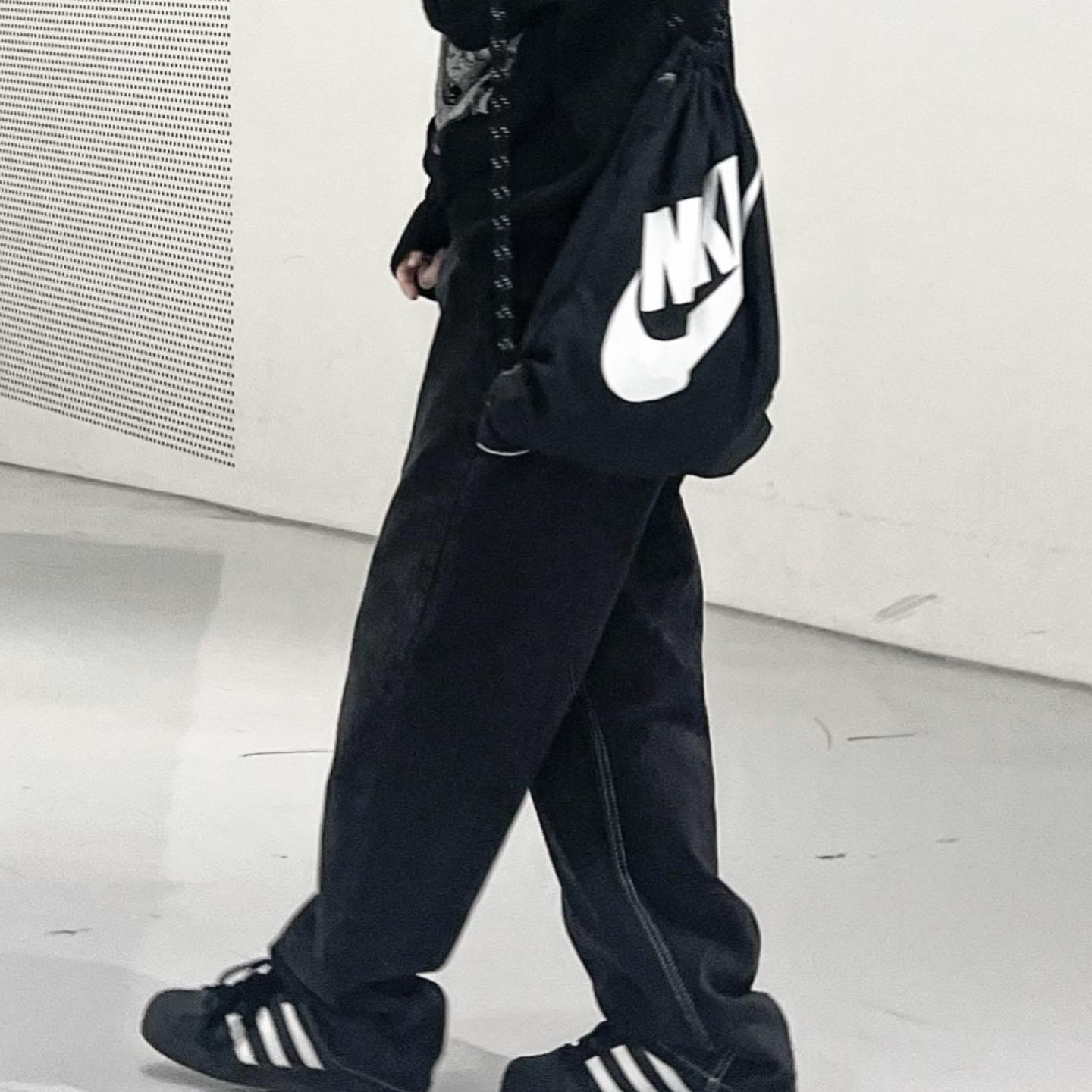 (Kids) Nike Graphic Gym Sack 12L Black, Adidas Superstar Core Black White 착용 스타일 - 2