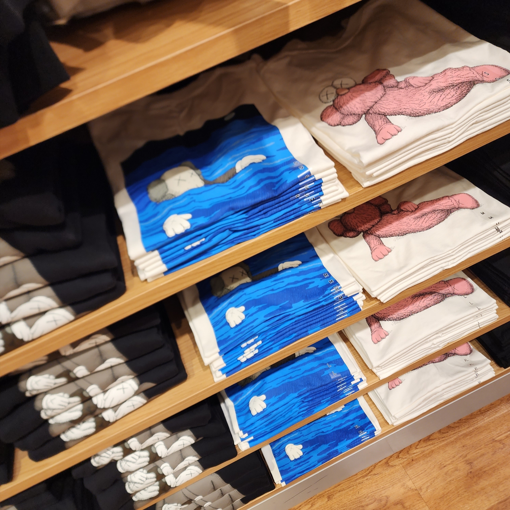 Uniqlo UT x Kaws Short Sleeve Graphic T-Shirt White, Uniqlo UT x Kaws Short Sleeve Graphic T-Shirt Black 착용 스타일 - 3