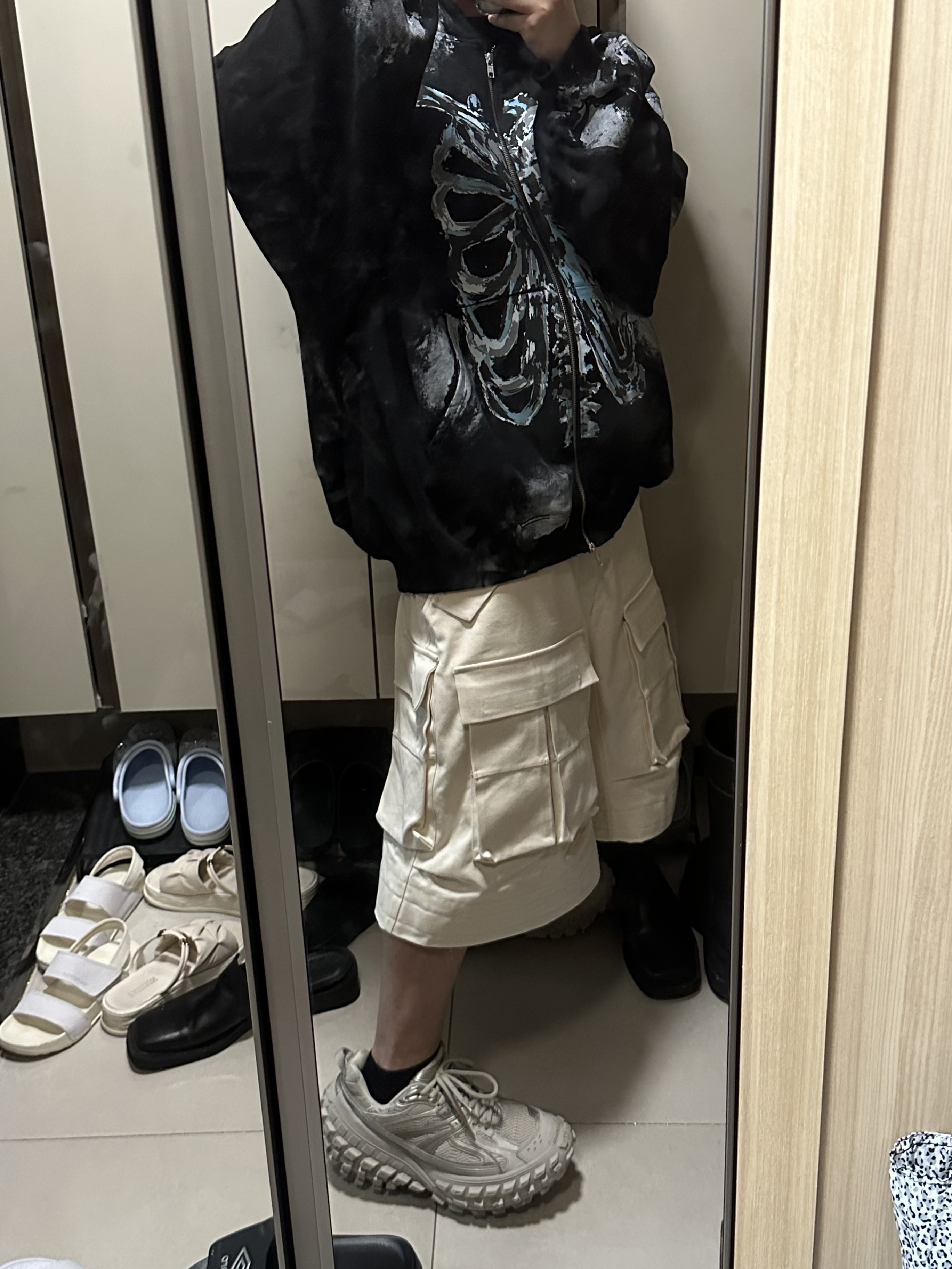 Balenciaga Defender Sneakers Beige, Balenciaga x Crocs Rubber Boot Black 착용 스타일 - 1