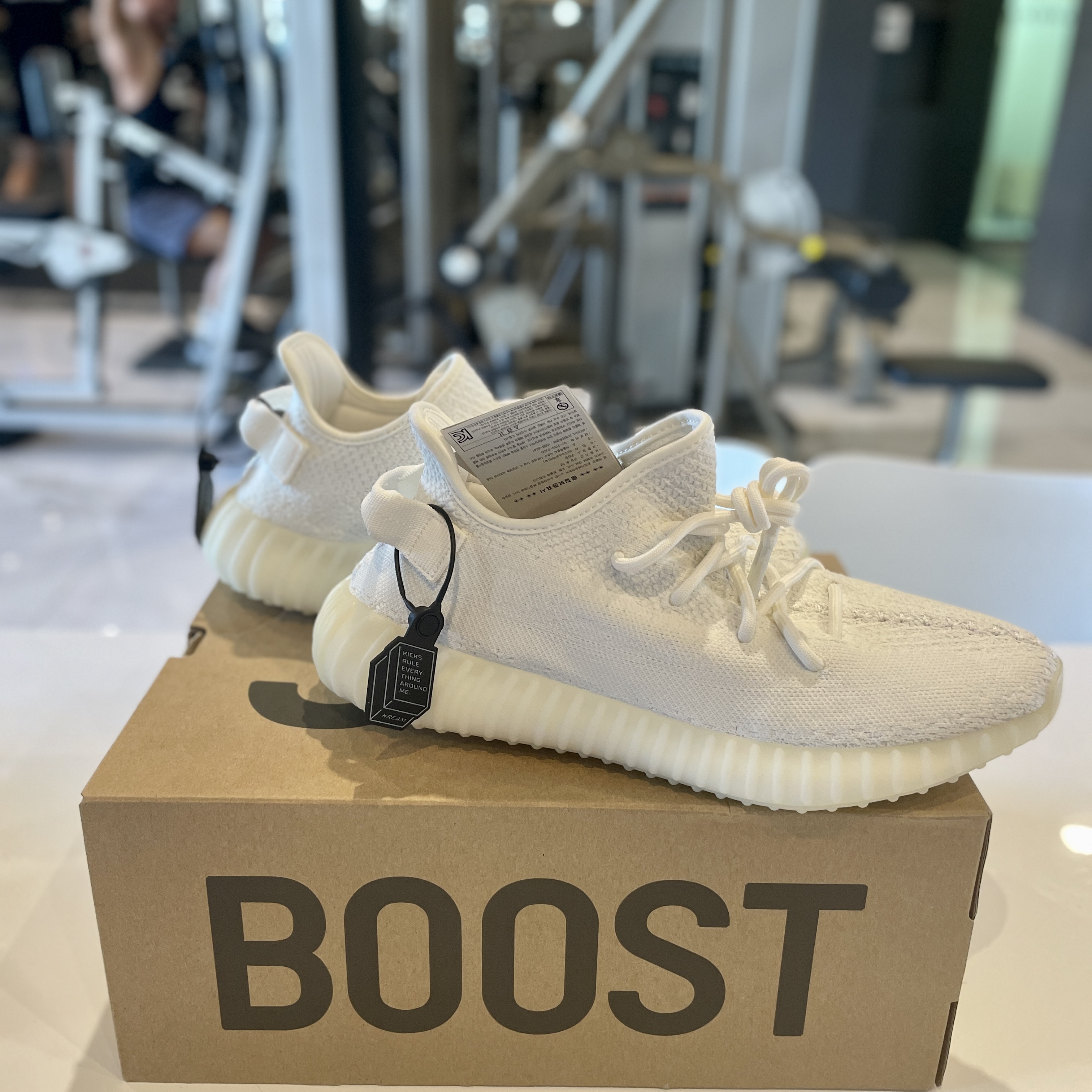 Adidas Yeezy Boost 350 V2 Cream/Triple White 착용 스타일