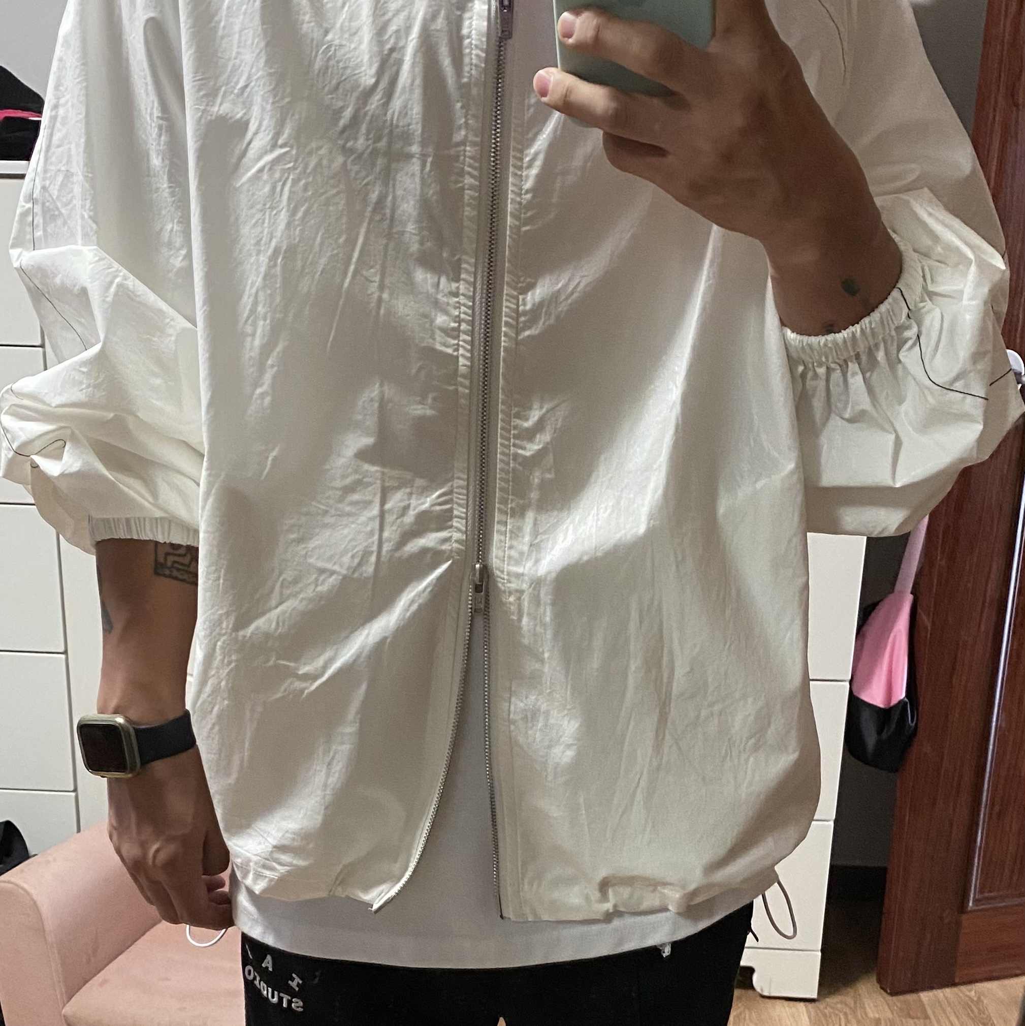 (W) Matin Kim Logo Coating Jumper Ivory, IAB Studio T-Shirt White Light Green 착용 스타일 - 2
