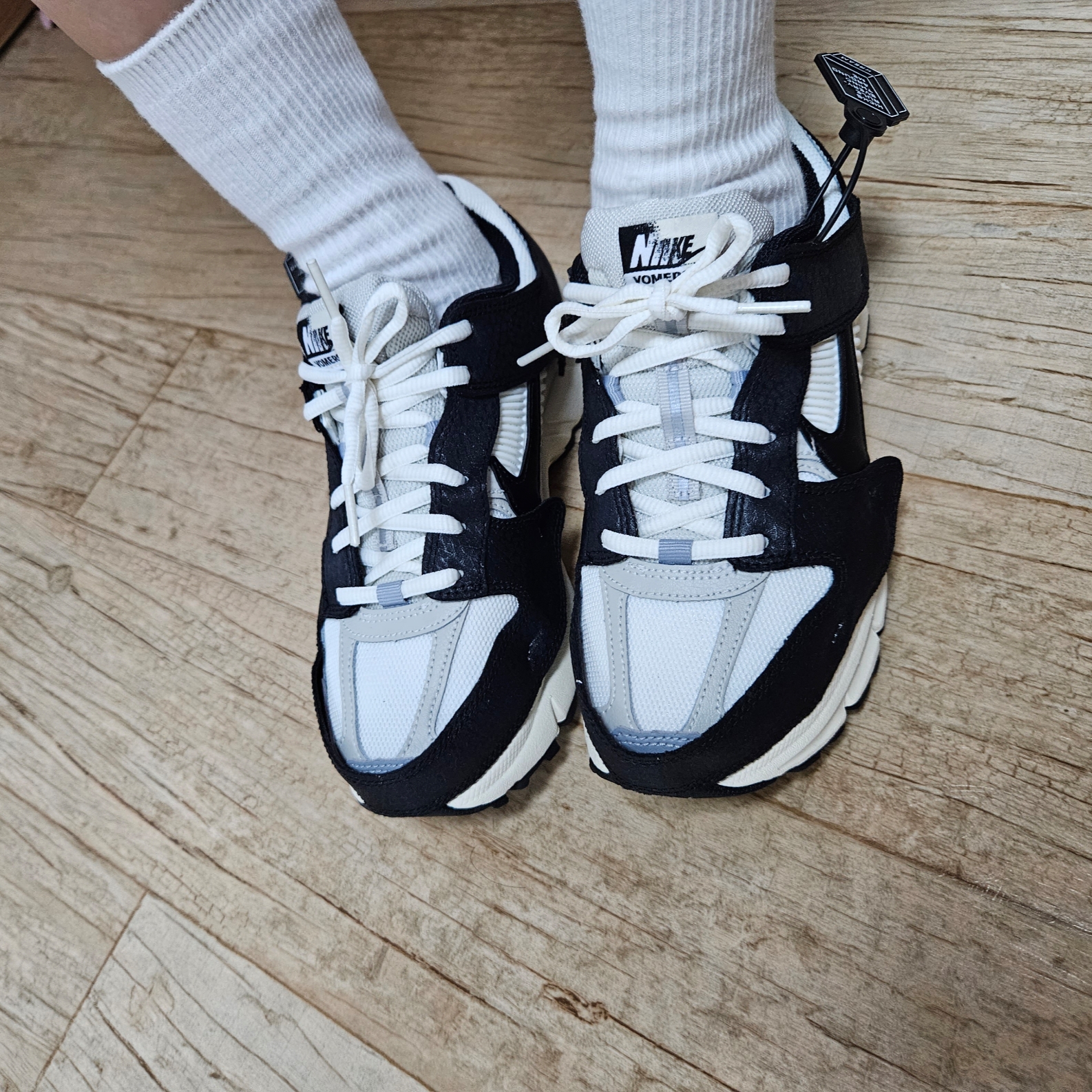 (W) Nike Zoom Vomero 5 Wolf Grey and Black 착용 스타일 - 2