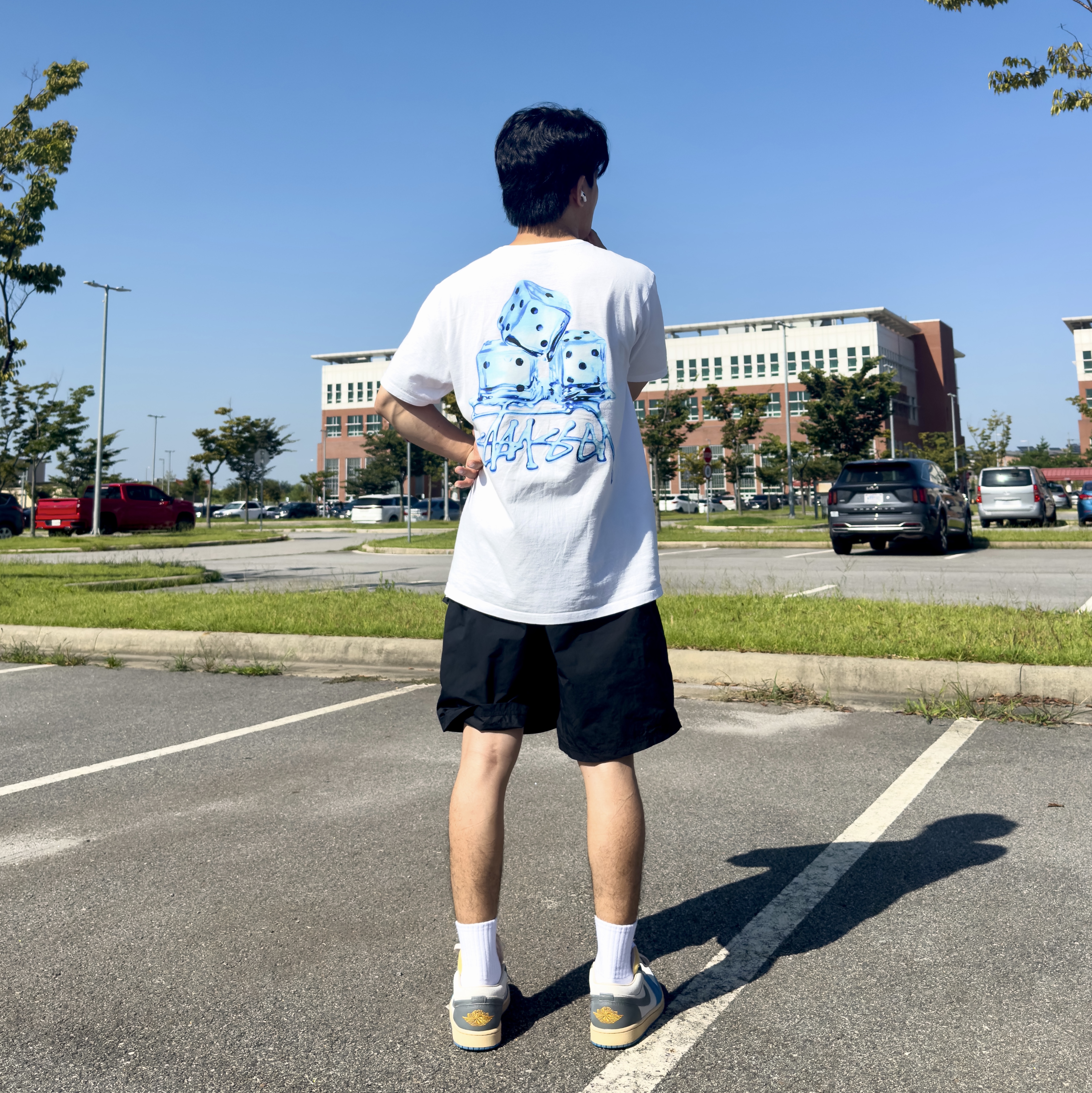 Stussy Melted T-Shirt White, Nike Solo Swoosh Woven Shorts Black - Asia 착용 스타일 - 2