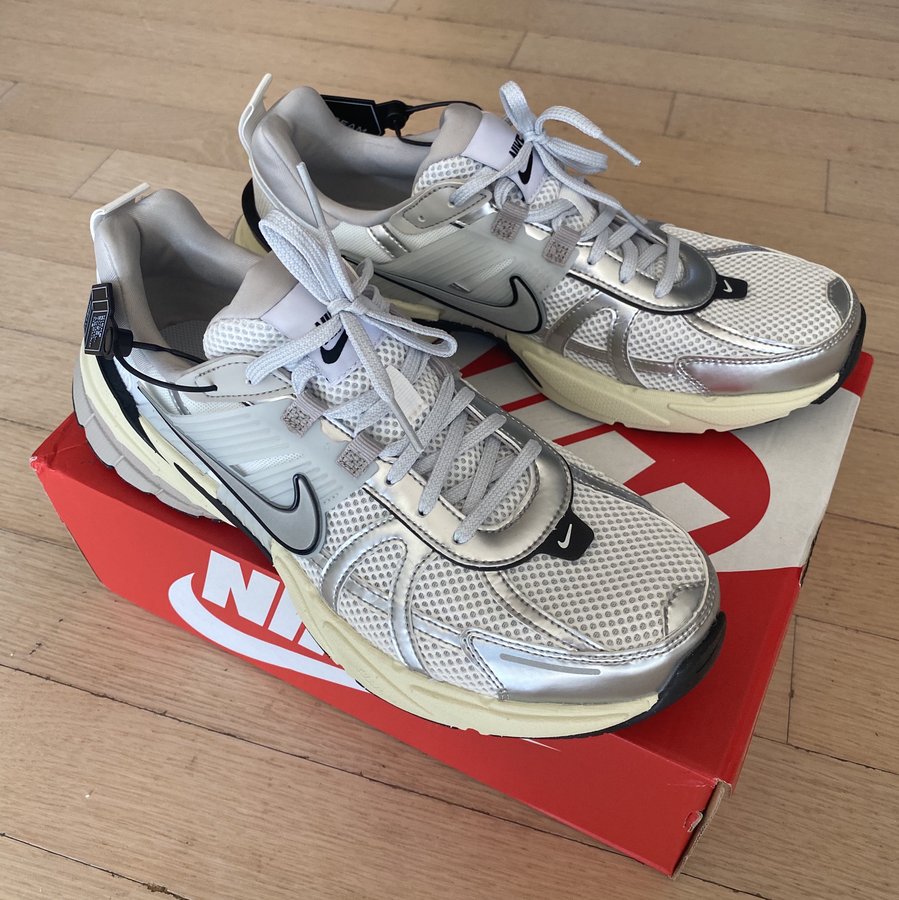 Nike V2K Run Summit White Metallic Silver 착용 스타일