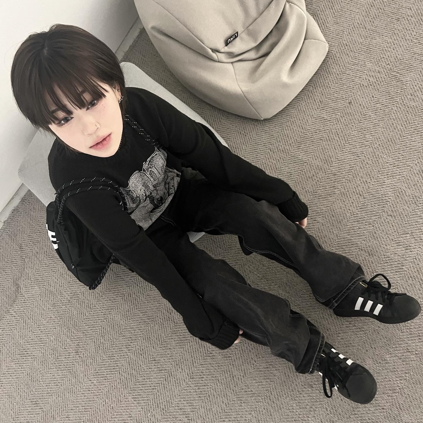 (Kids) Nike Graphic Gym Sack 12L Black, Adidas Superstar Core Black White 착용 스타일 - 1