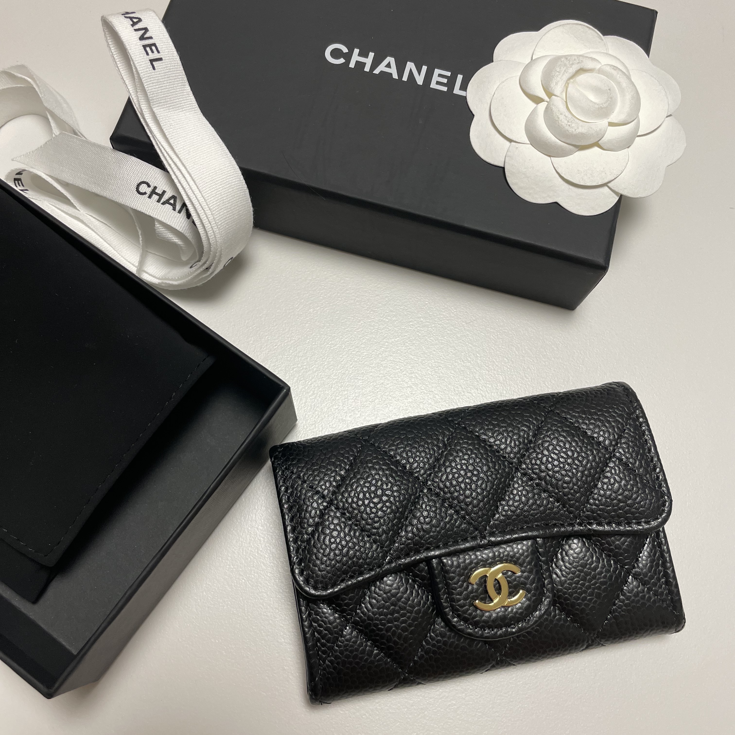 Chanel Classic Card Holder Grained Calfskin & Gold Black 착용 스타일