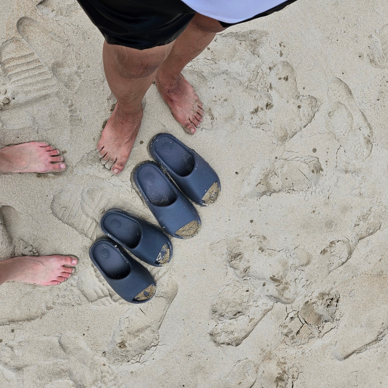 Adidas Yeezy Slide Slate Grey 착용 스타일 - 1