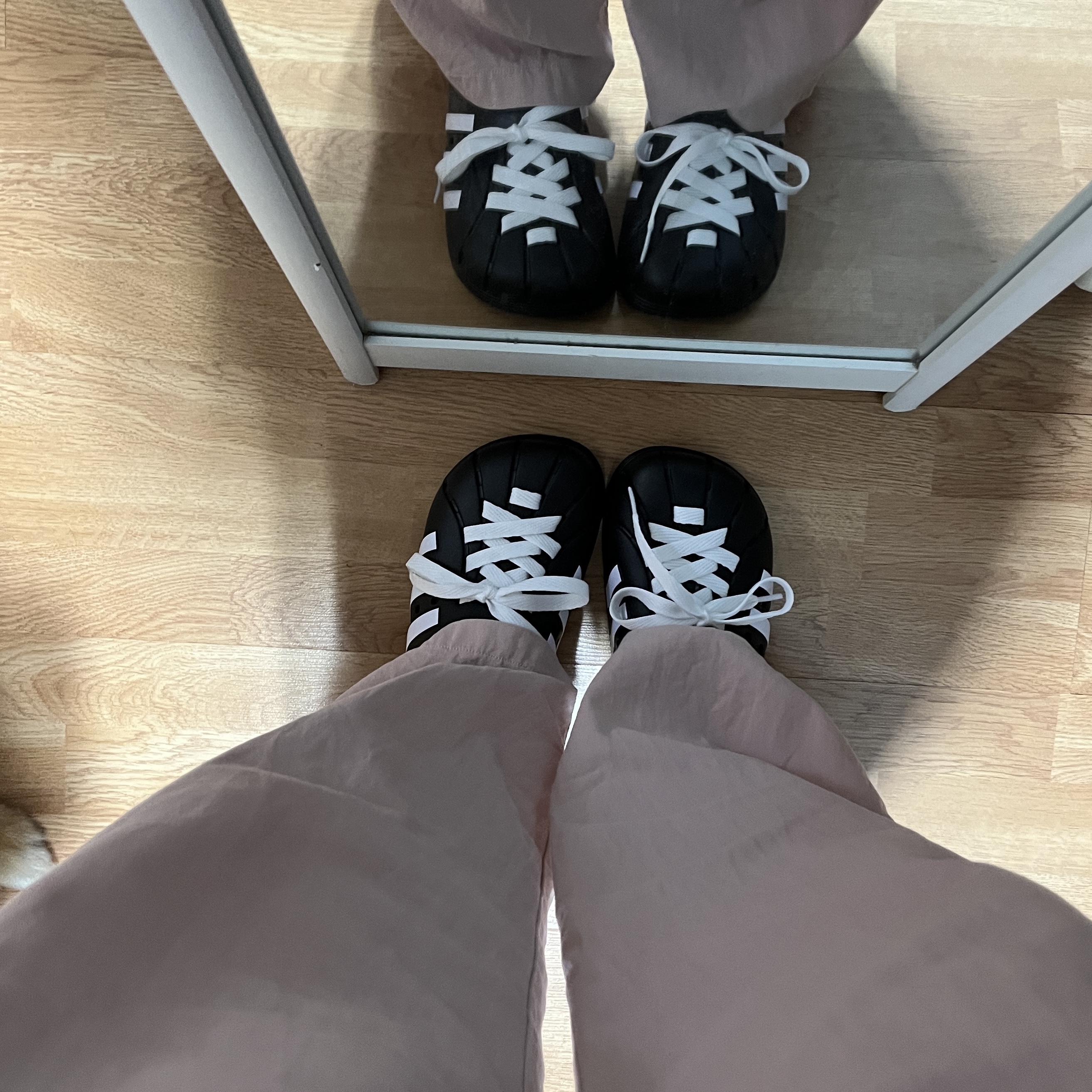 Adidas Adilette Clog Black White 착용 스타일