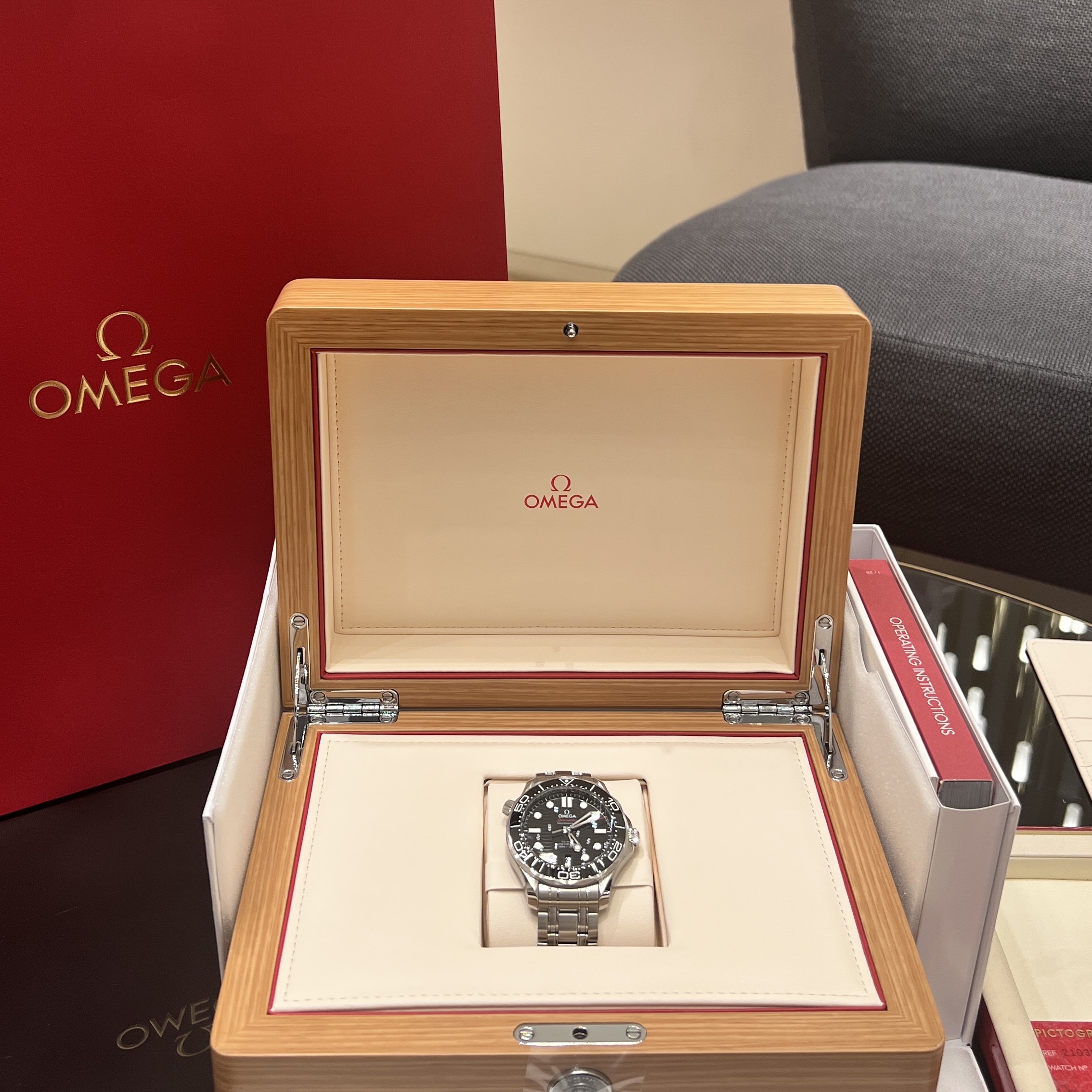 Omega Seamaster Diver 300M Co Axial Master Chronometer Steel Black 착용 스타일