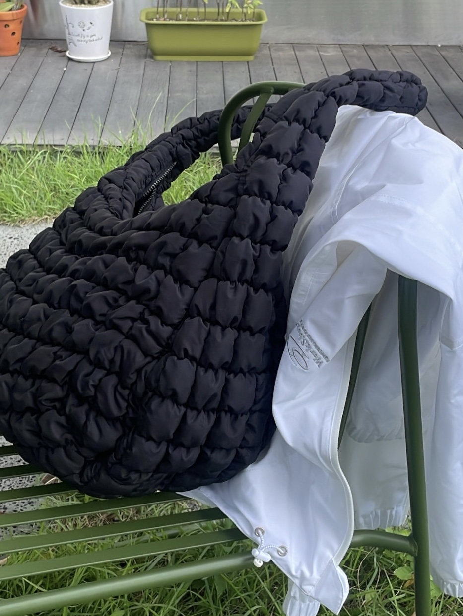 COS Quilted Oversized Shoulder Bag Black, (W) Jordan 1 Mid SE Light Mulberry 착용 스타일 - 2
