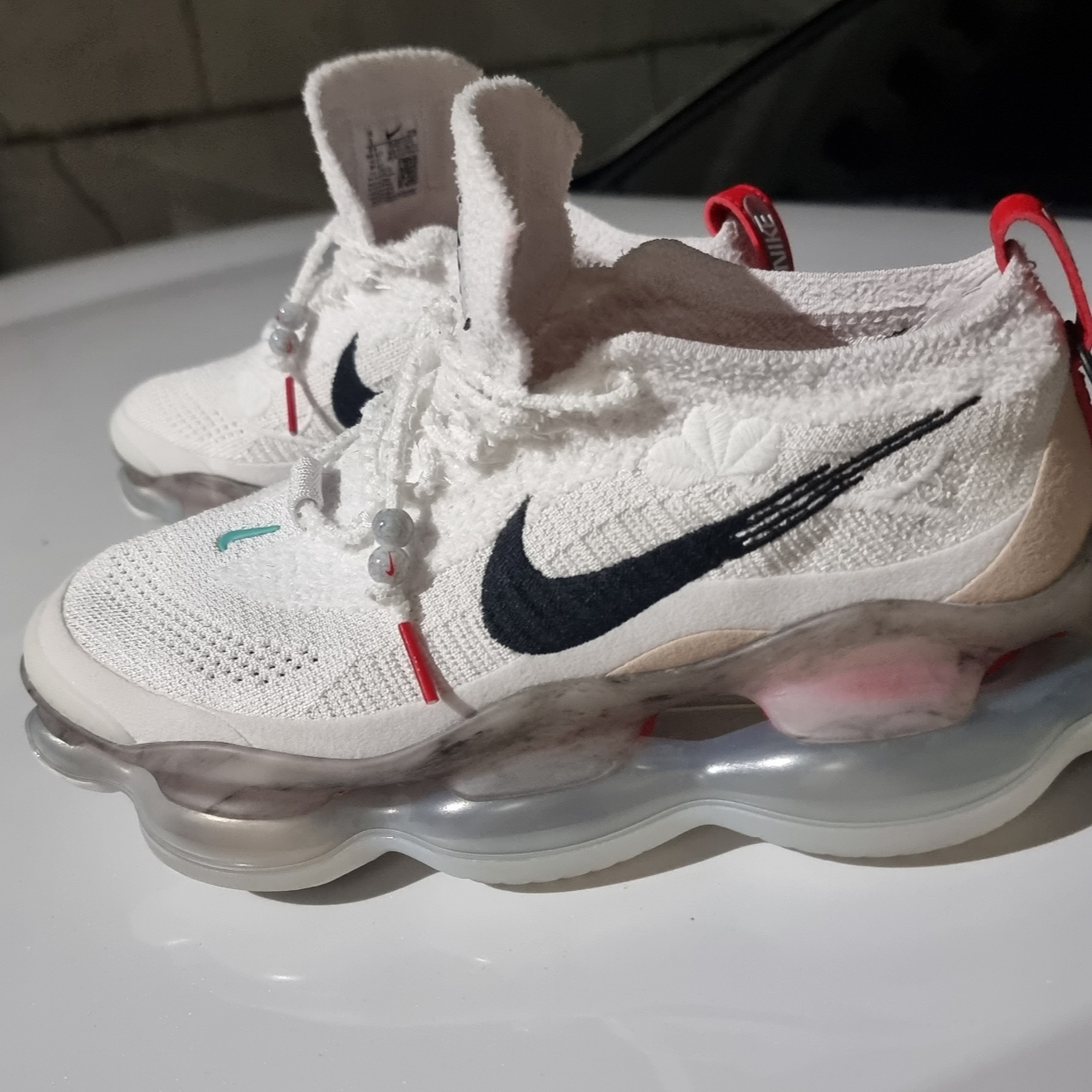 Nike Air Max Scorpion Flyknit Summit White 착용 스타일 - 2