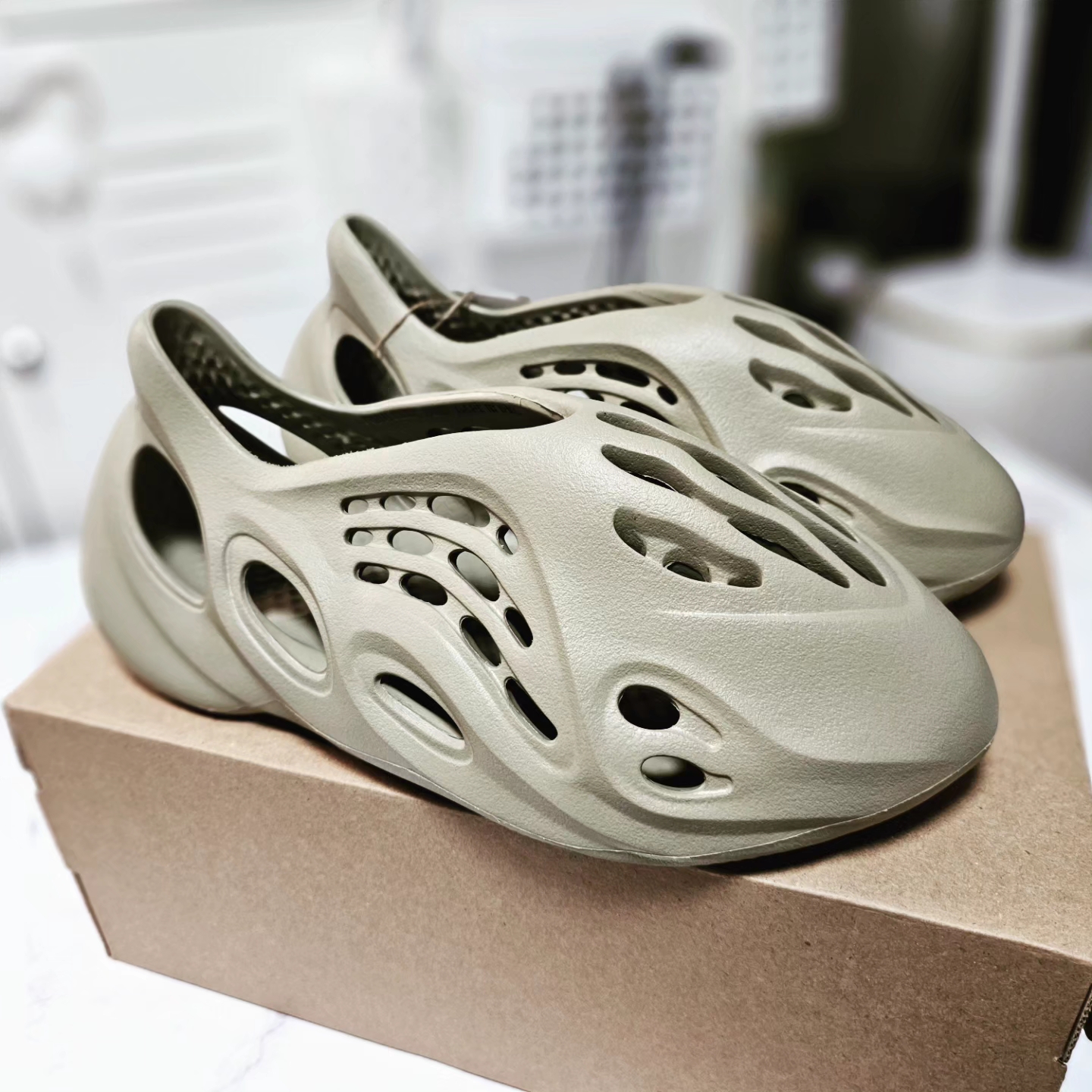 Adidas Yeezy Foam RNNR Stone Salt 착용 스타일 - 2