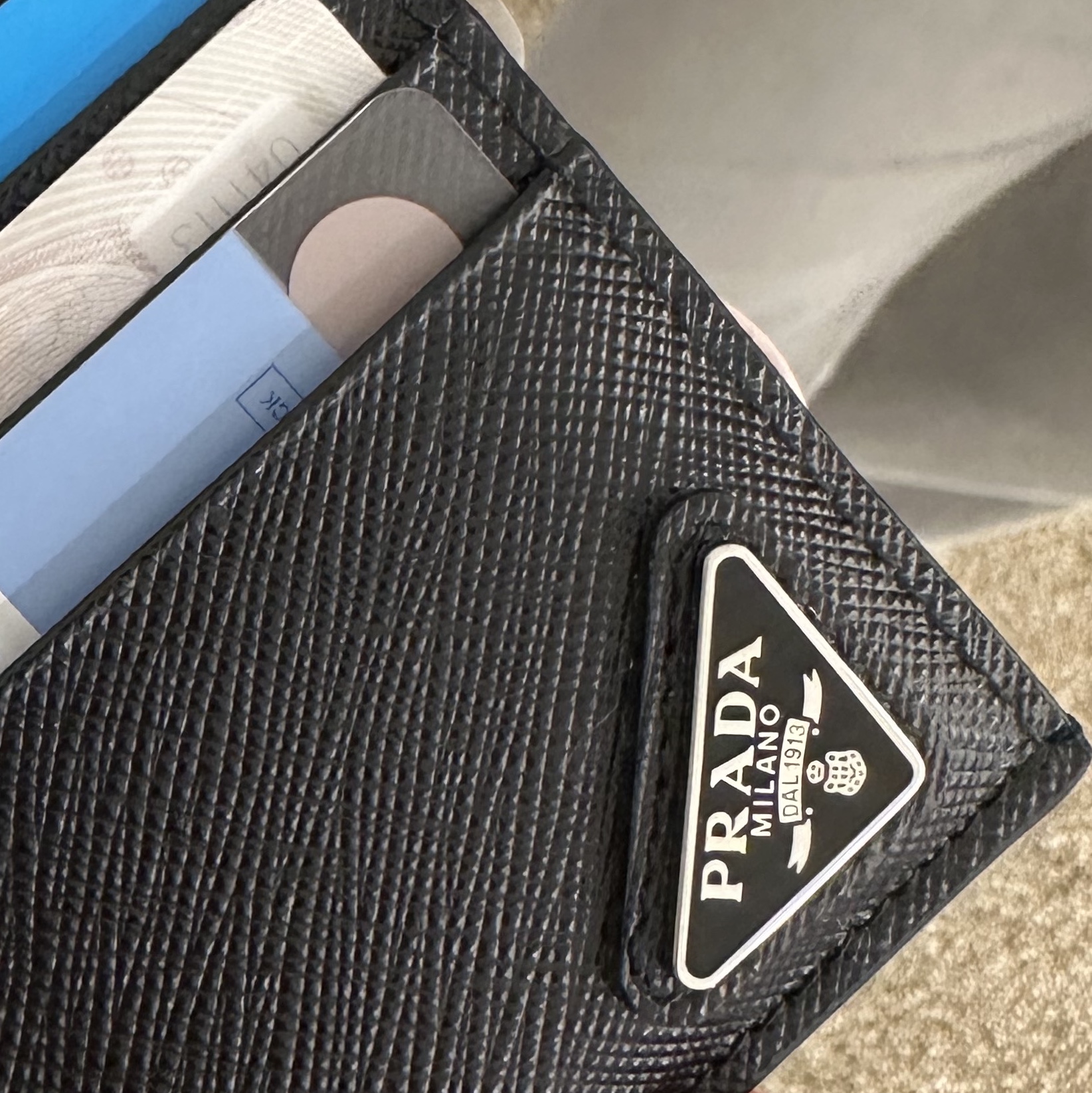 Prada Saffiano Leather Card Holder Black 착용 스타일 - 3