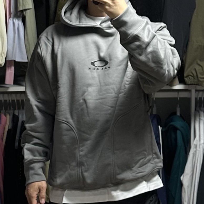 Palace x Oakley Hood Grey - 23SS 착용 스타일
