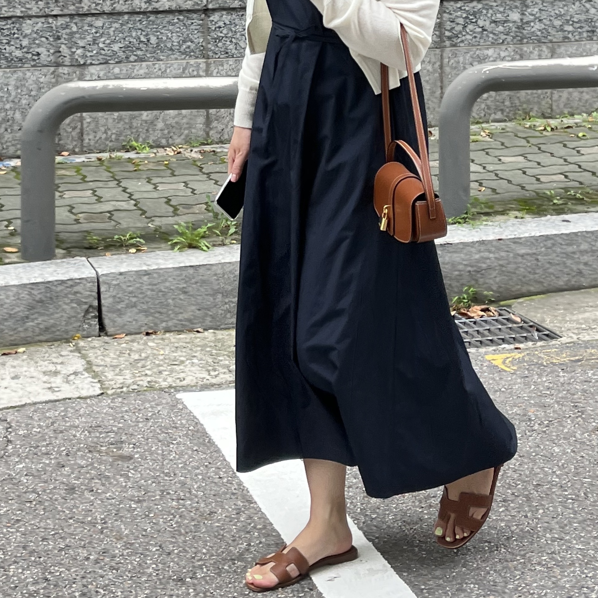 (W) Hermes Oran Sandal Calfskin & Gold Piqures Ecrues, Celine Clutch On Strap Tabou in Smooth Calfskin Tan 착용 스타일