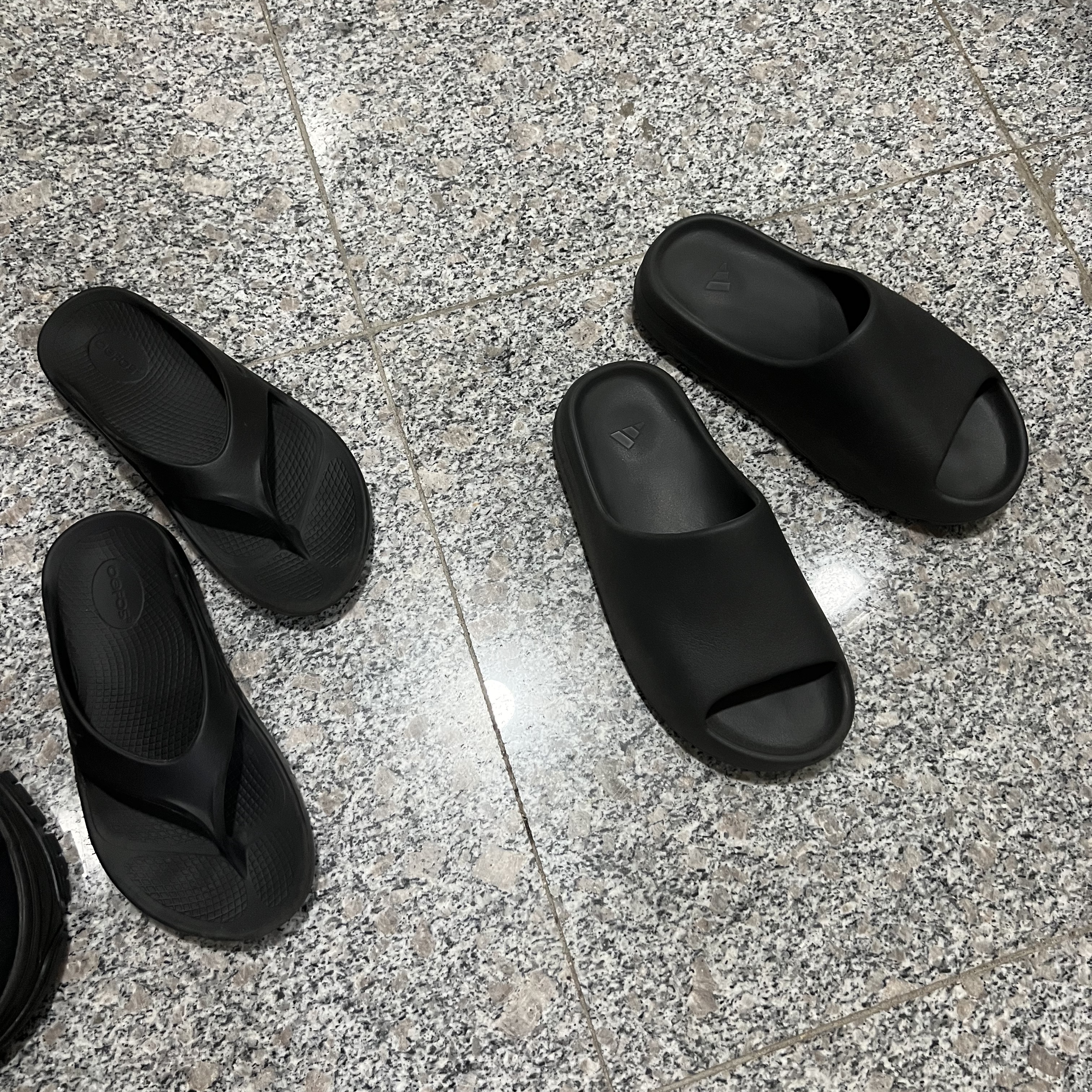 Adidas Yeezy Slide Onyx, Oofos OOriginal Black 착용 스타일