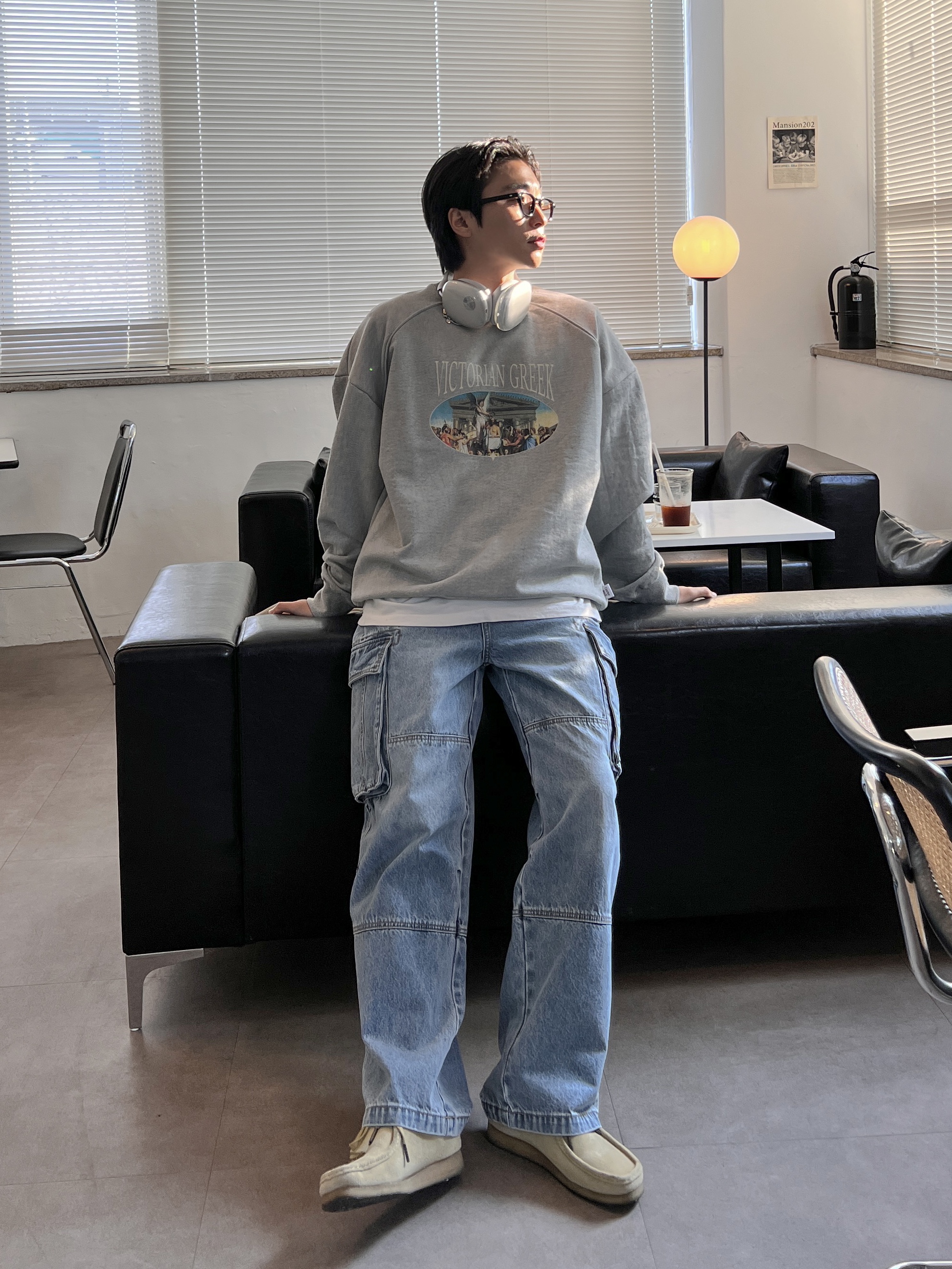 Clarks Wallabee Maple Suede, Apple AirPods Max Lightning Silver (Korean Ver.) 착용 스타일 - 1