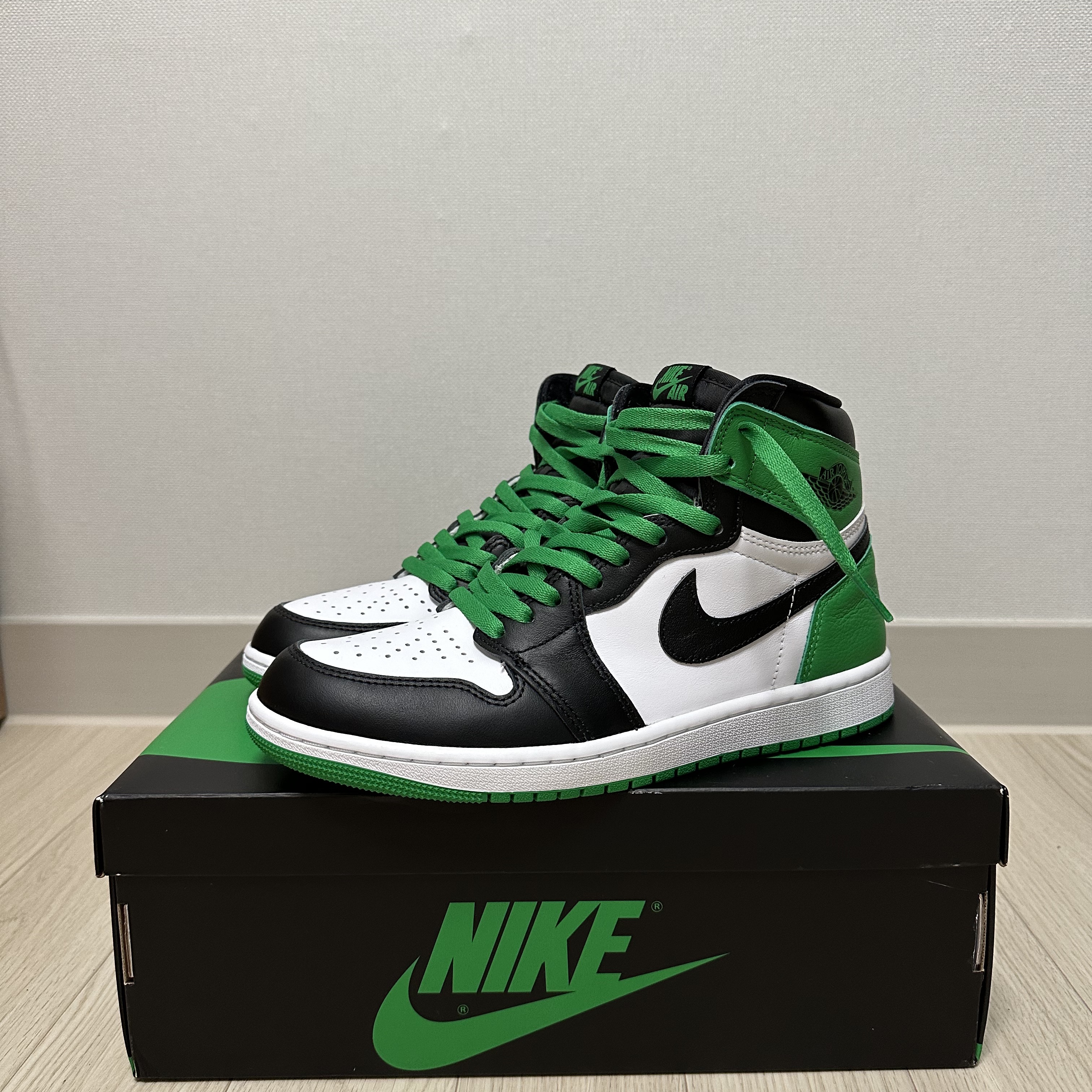 Jordan 1 Retro High OG Black and Lucky Green 착용 스타일