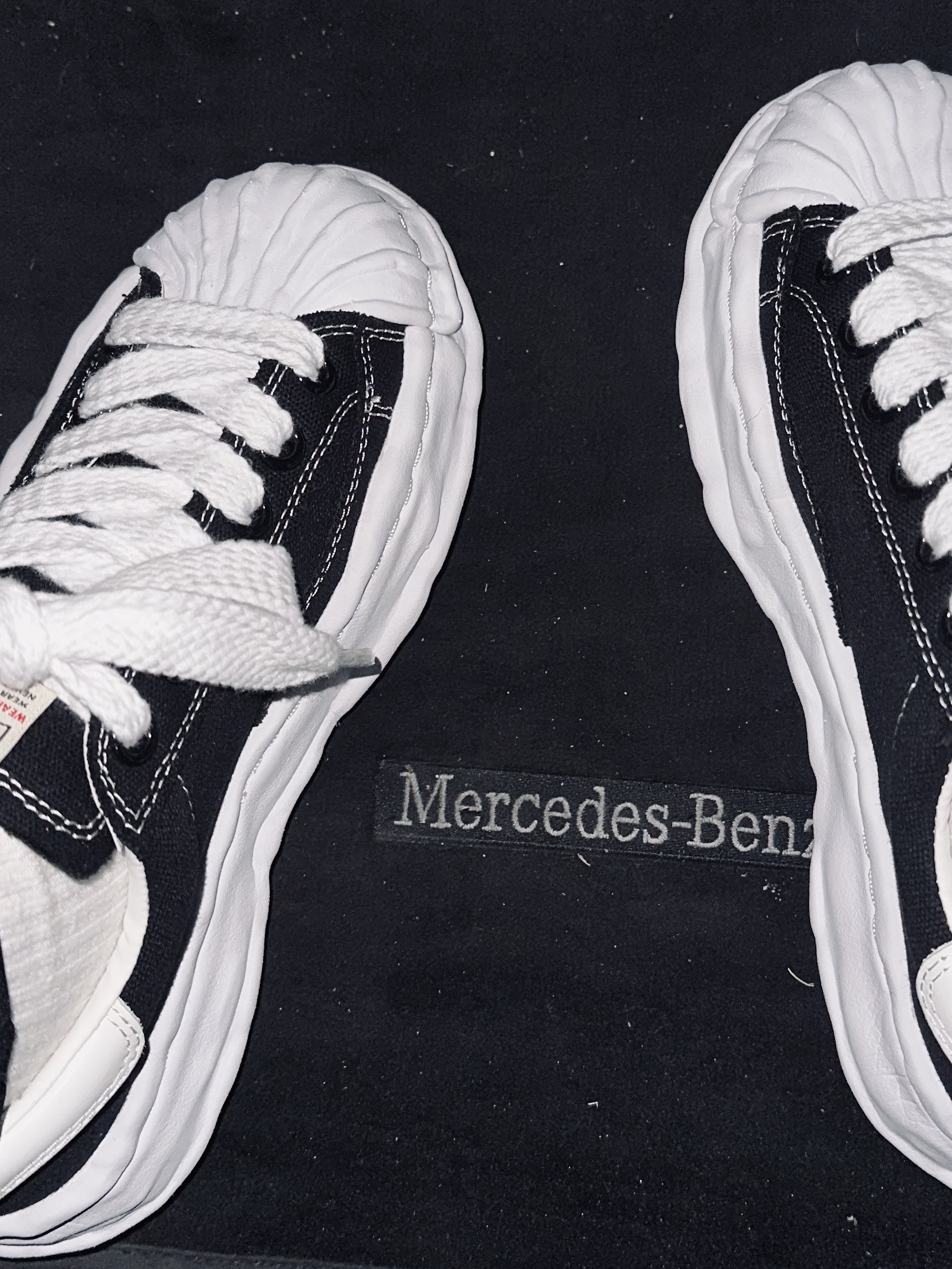 Maison Mihara Yasuhiro Blakey OG Sole Canvas Low-top Sneakers Black White 착용 스타일 - 3