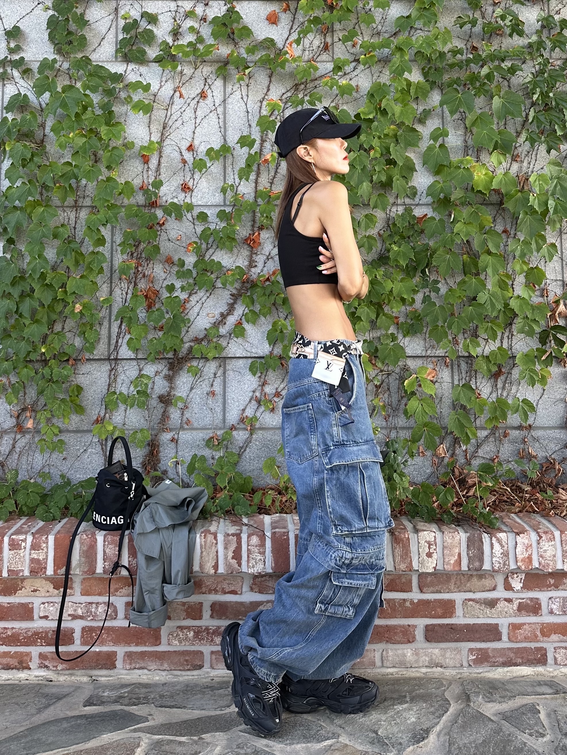 Balenciaga Track Sneakers Triple Black, Balenciaga Wheel XS Drawstring Bucket Bag Black White 착용 스타일 - 3