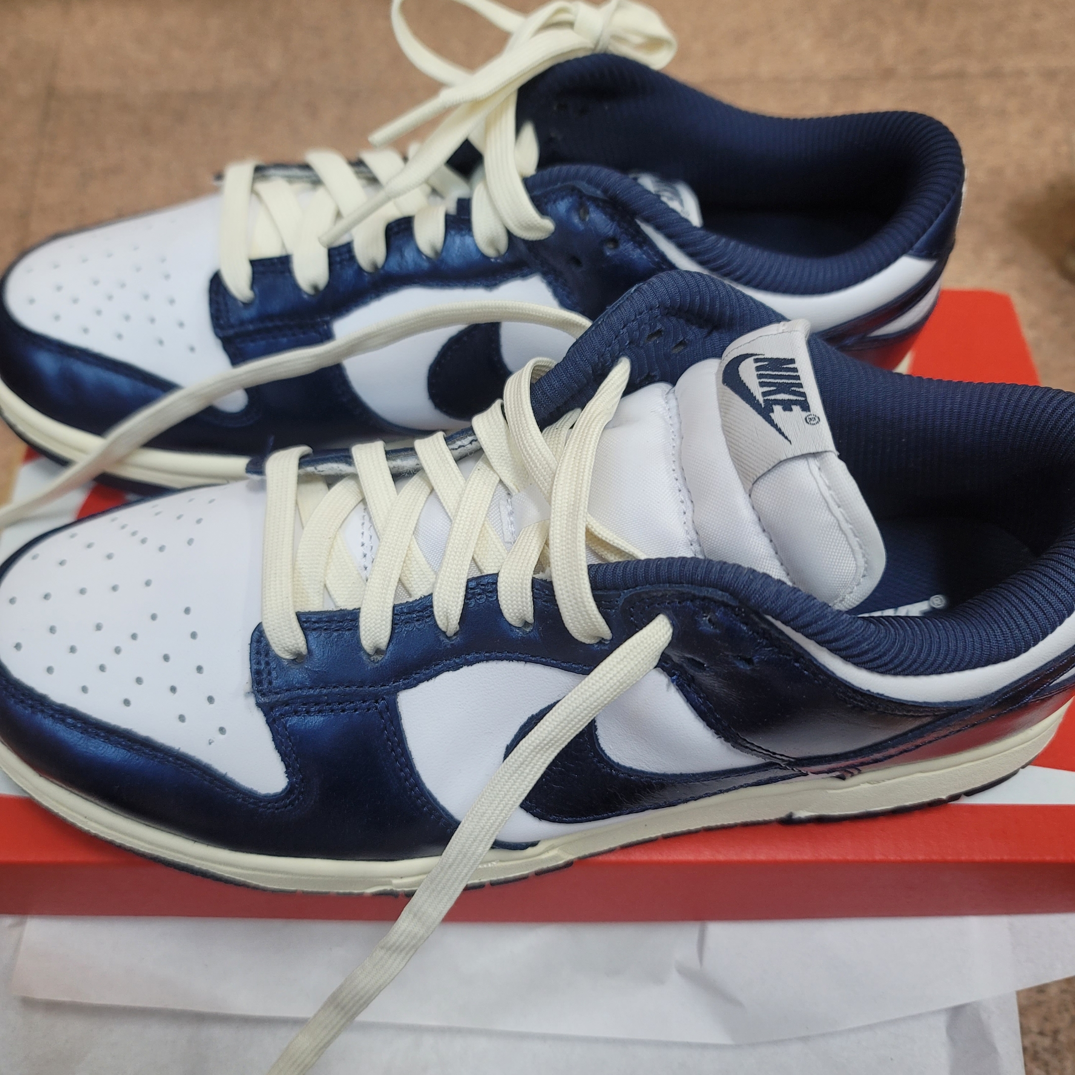 (W) Nike Dunk Low PRM Midnight Navy and White 착용 스타일 - 1