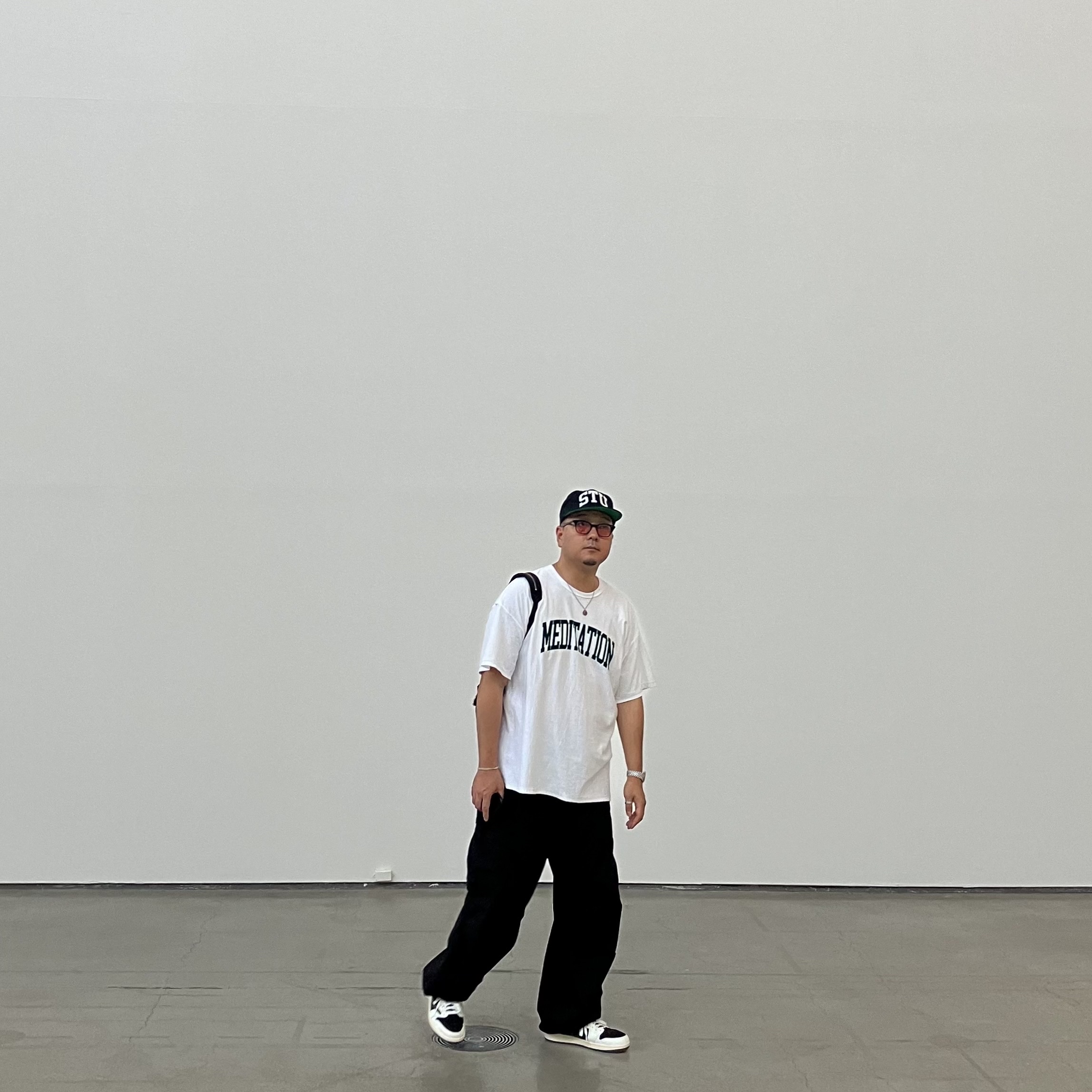 Stussy Stu Arch Strapback Cap Black, (W) Jordan 1 x Travis Scott Retro Low OG SP Medium Olive 착용 스타일 - 1