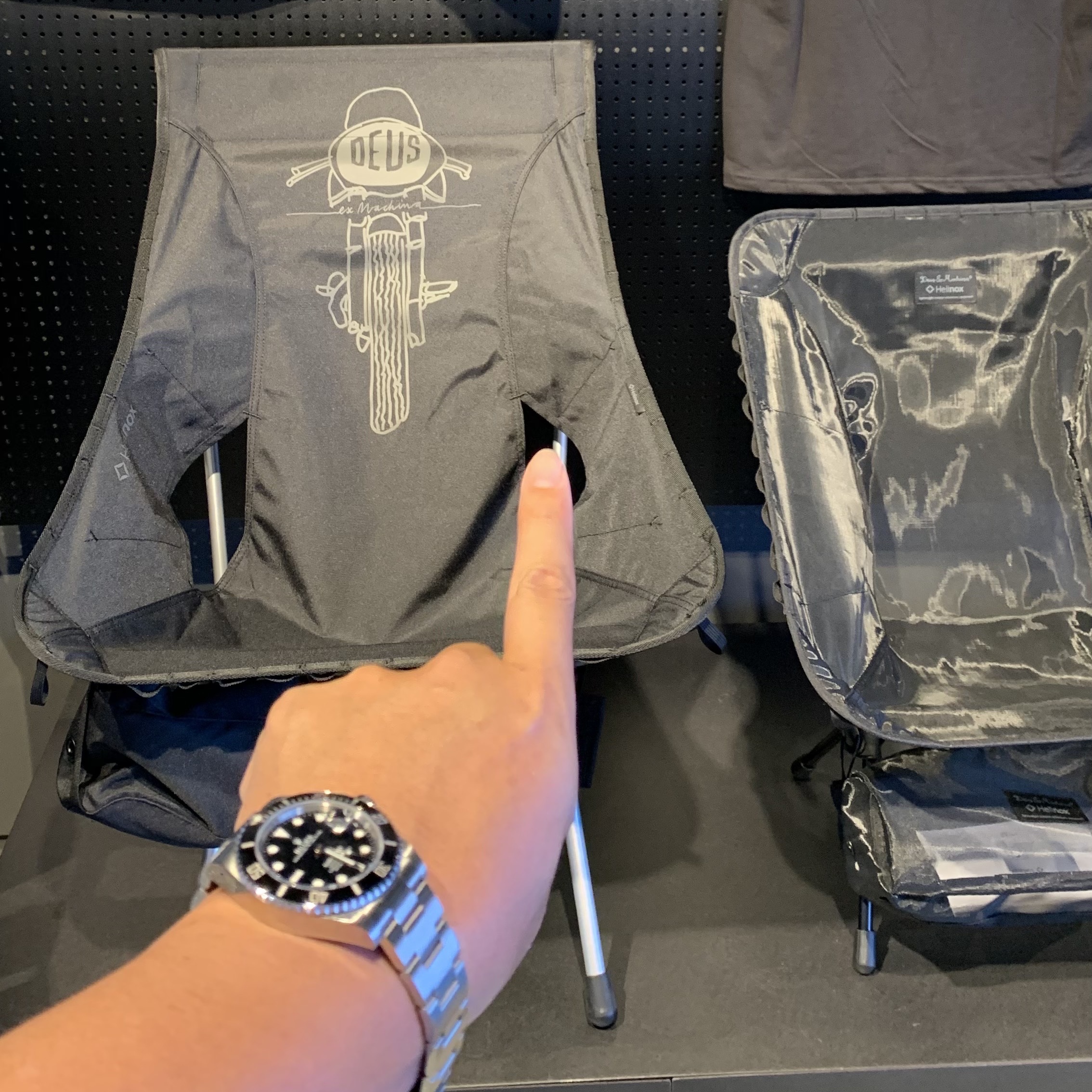 Helinox x Deus Ex Machina Camp Chair Black 착용 스타일