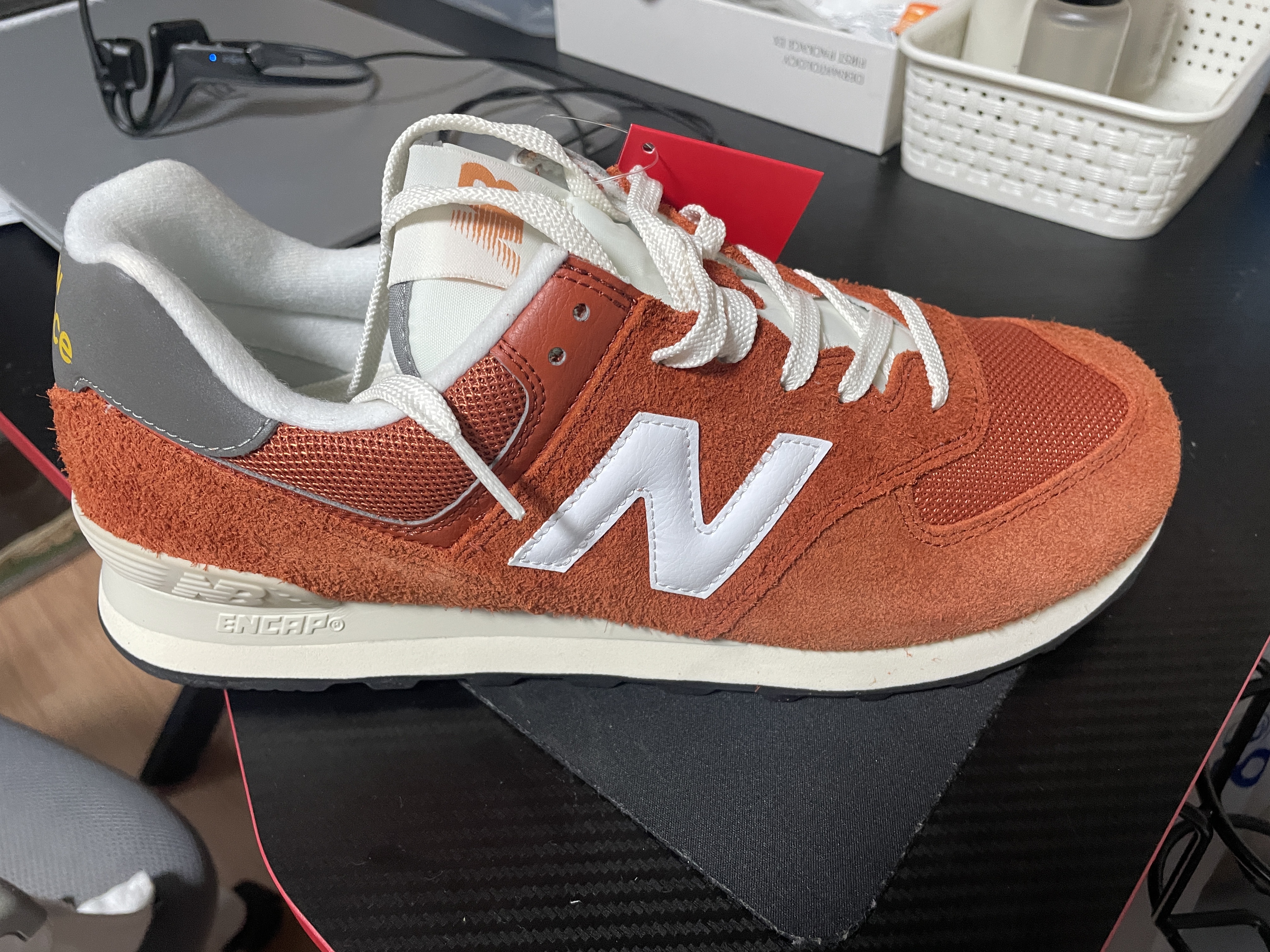 New Balance 574 Heritage Orange Burst White 착용 스타일