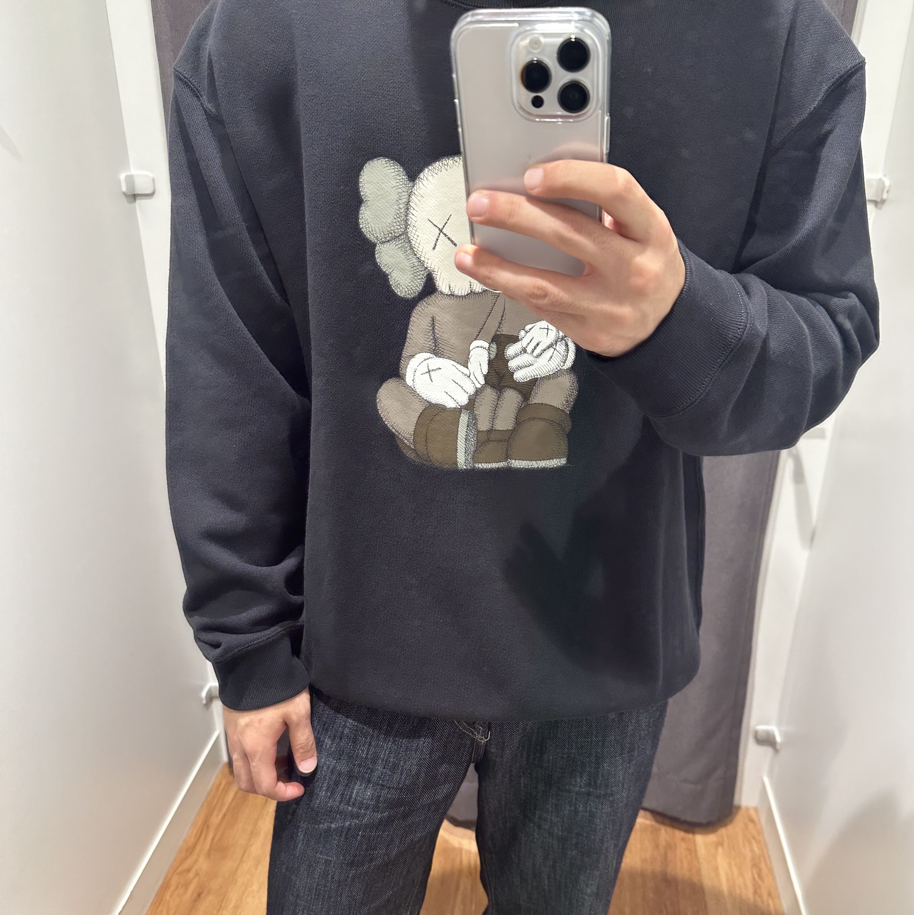 Uniqlo UT x Kaws Long Sleeve Sweatshirt Black 착용 스타일