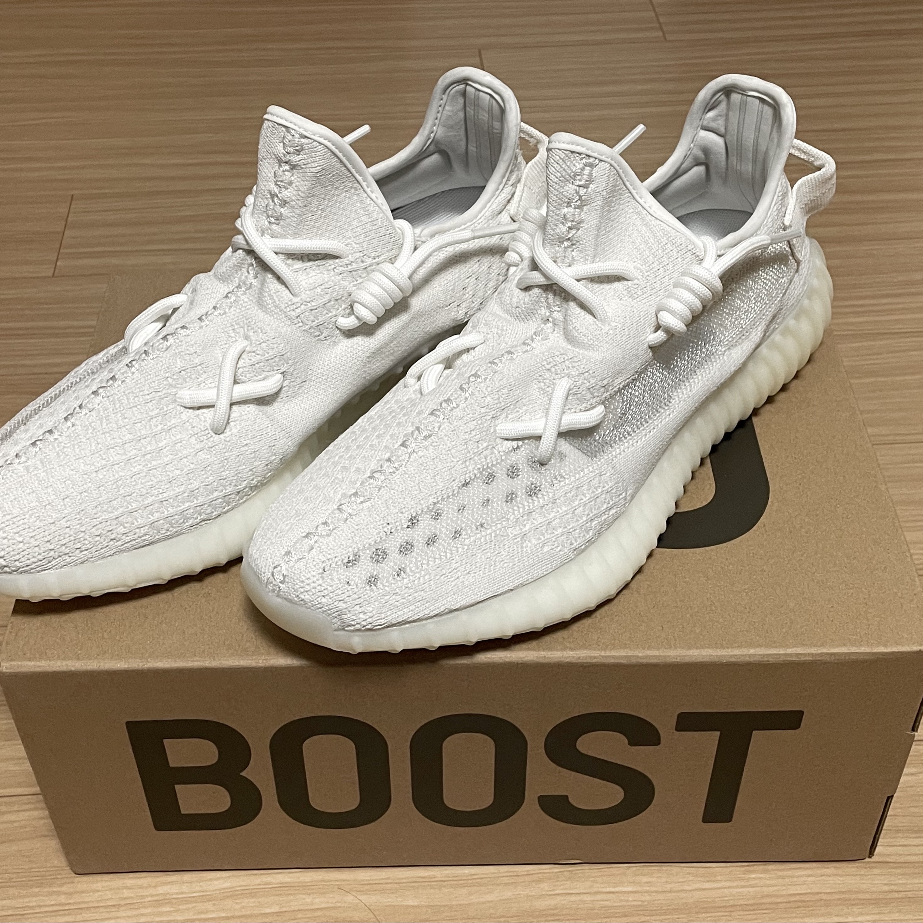 Adidas Yeezy Boost 350 V2 Bone 착용 스타일