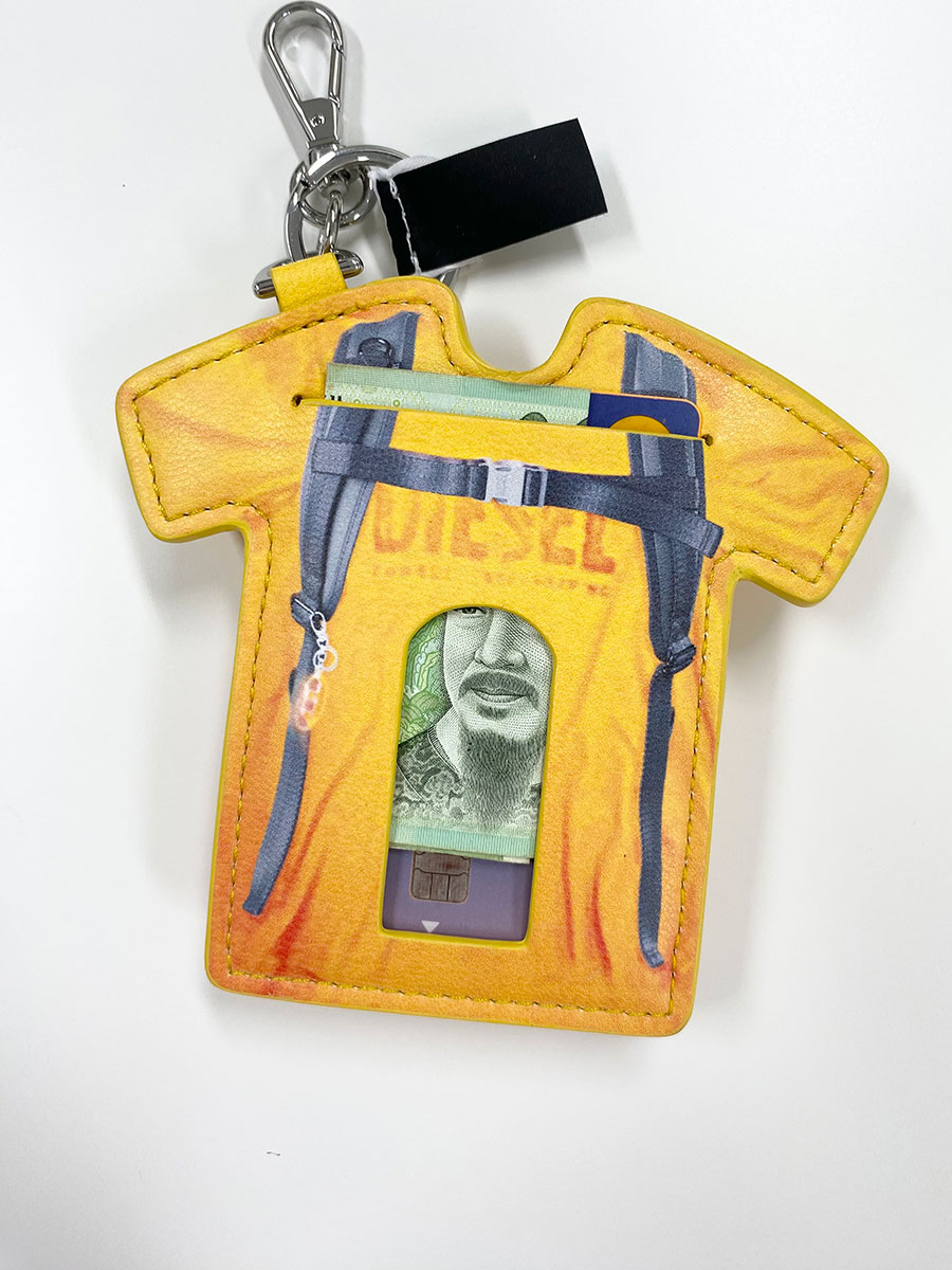 Diesel Trump Micro Keyring Yellow 착용 스타일