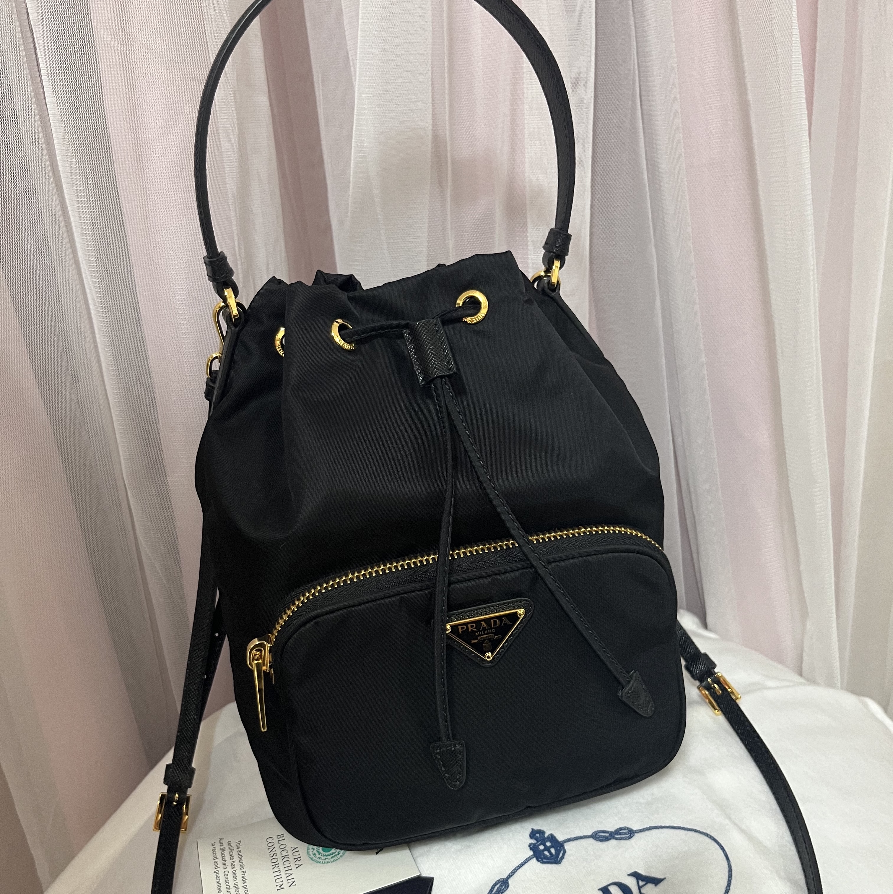 Prada Duet Re-Nylon Shoulder Bag Black Gold 착용 스타일