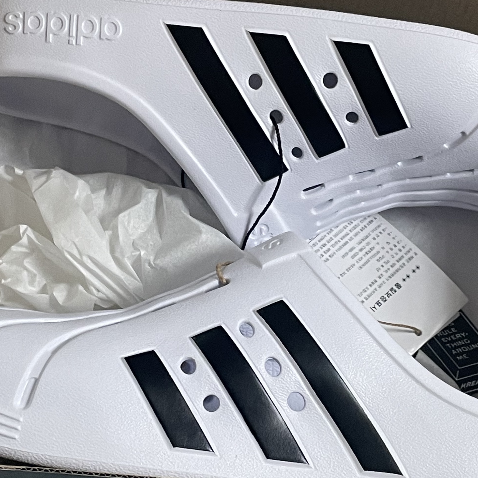 Adidas Adilette Clog White Black 착용 스타일 - 1