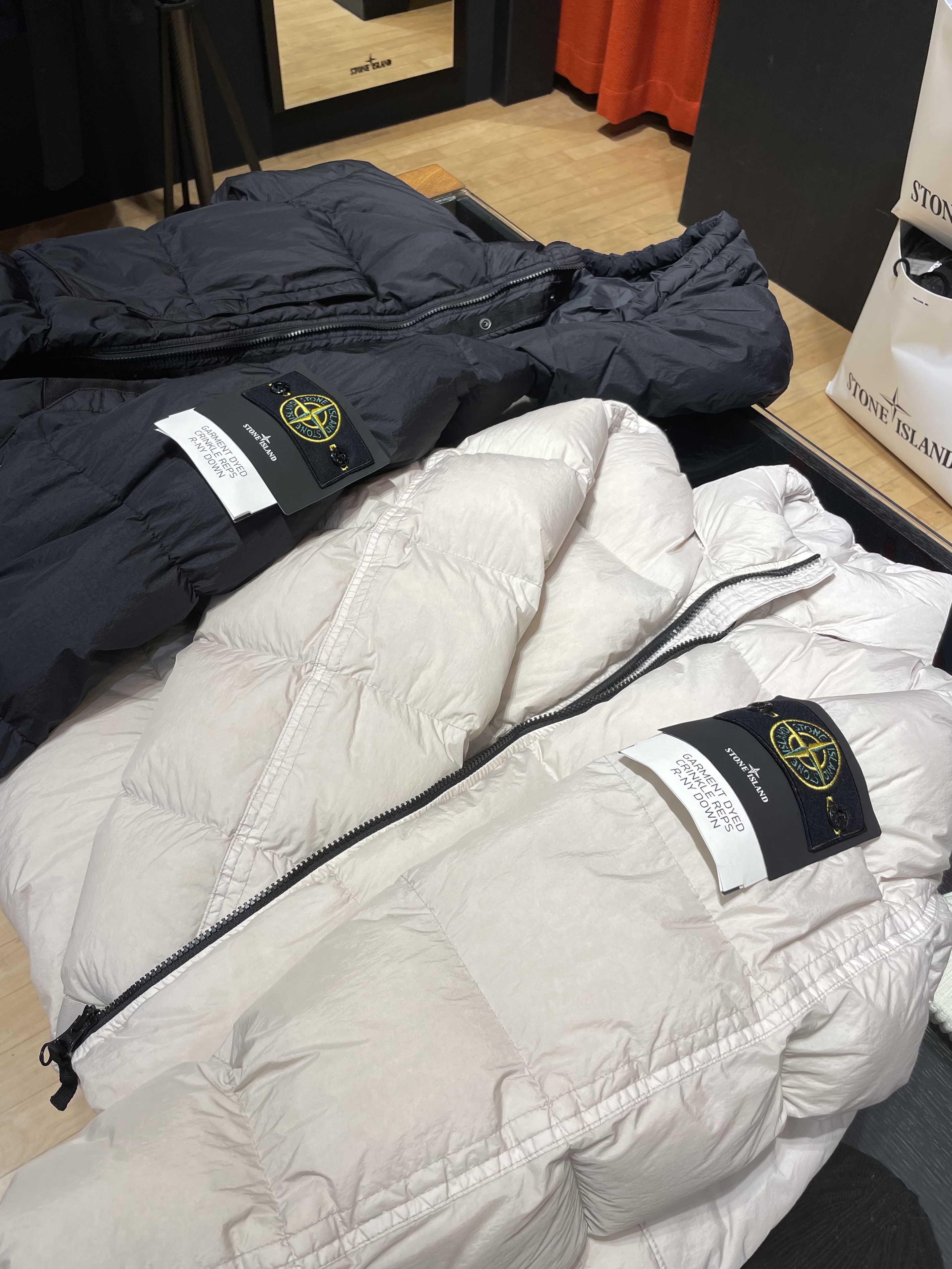 Stone Island 40623 Garment Dyed Crinkle Reps Recycled Nylon Down Jacket Plaster - 23FW 착용 스타일 - 3