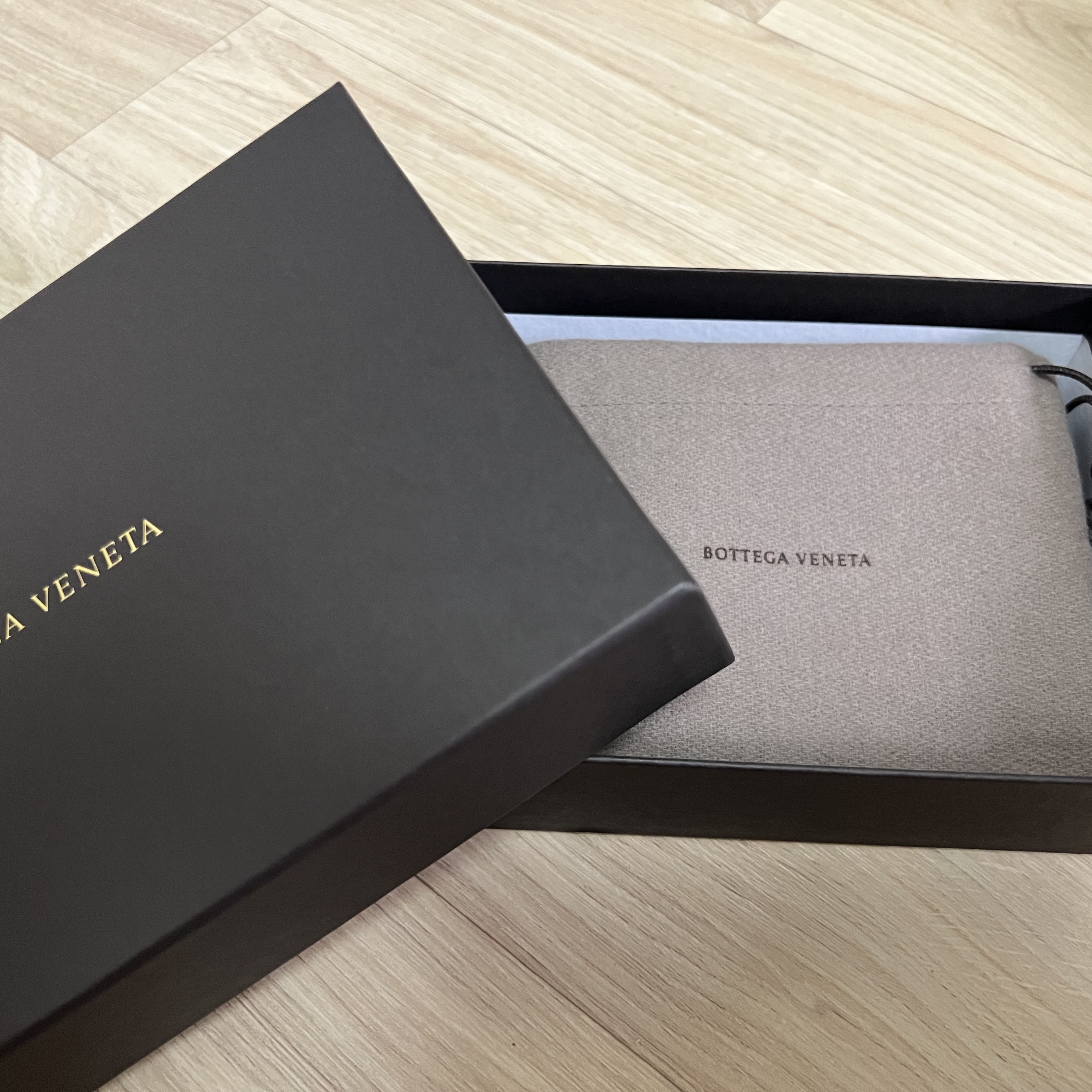 Bottega Veneta Bi-Fold Wallet Black 착용 스타일 - 2