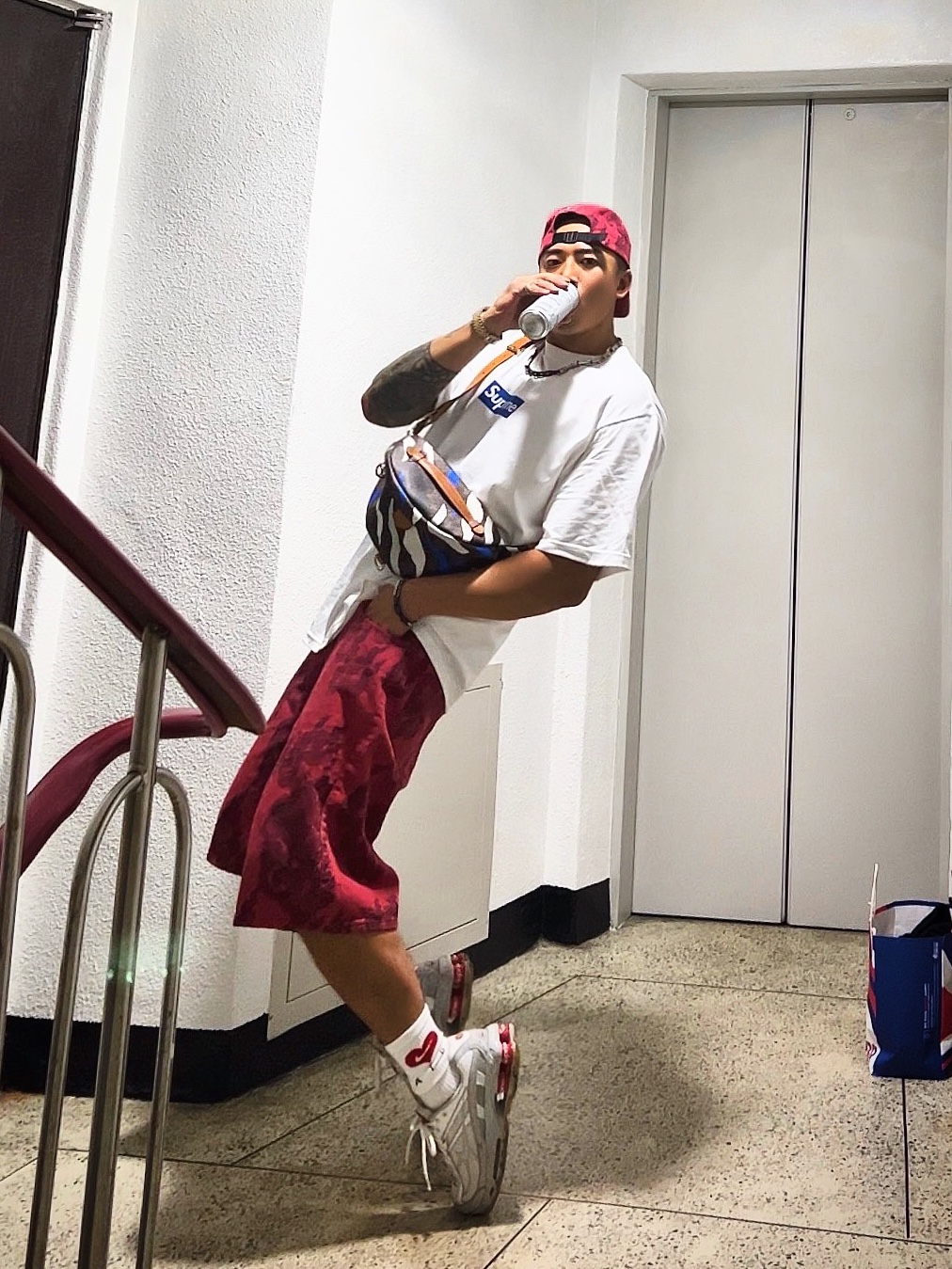 Supreme Flames Jacquard Denim Camp Cap Washed Red - 23SS, Supreme Flames Jacquard Baggy Denim Shorts Washed Red - 23SS 착용 스타일 - 1