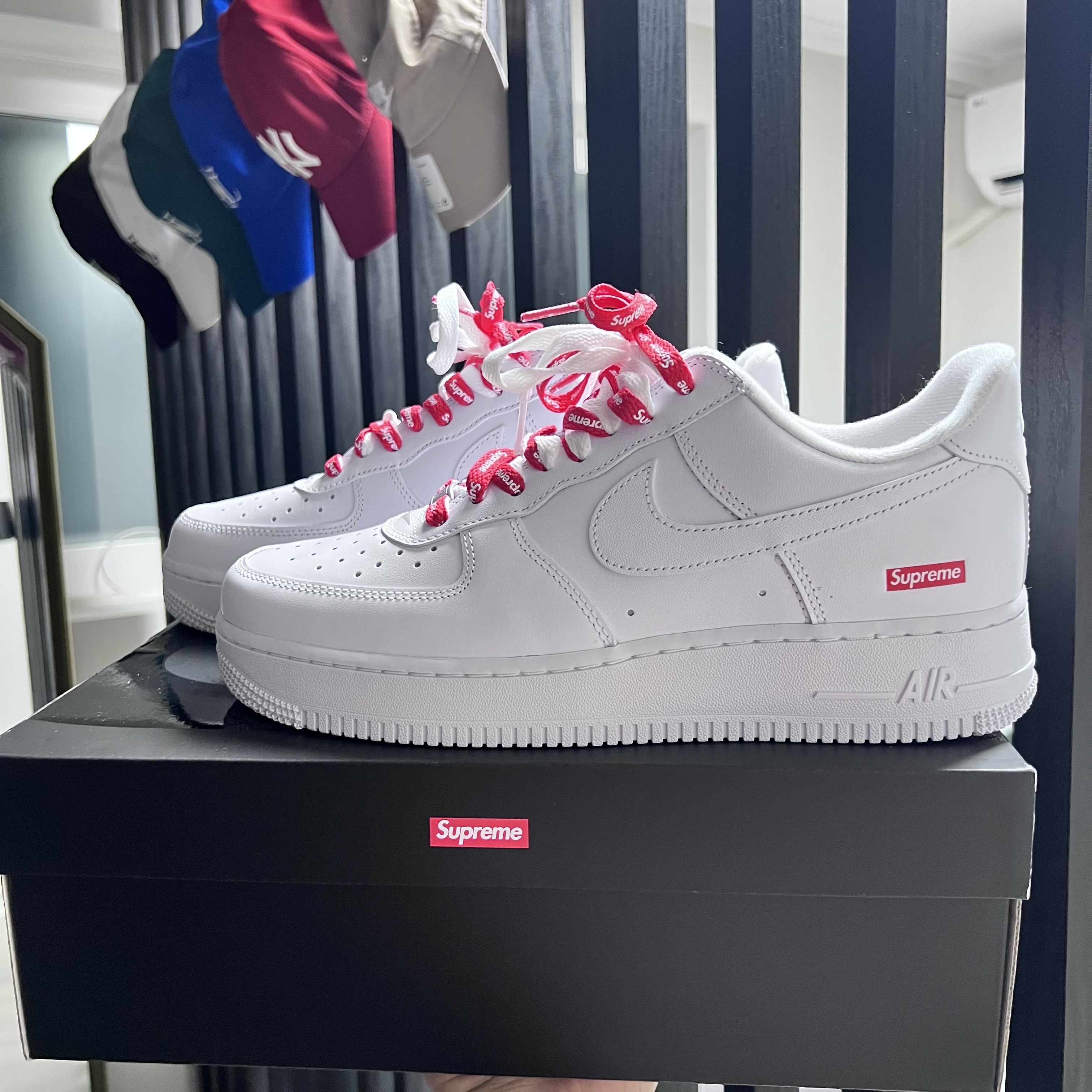 Nike x Supreme Air Force 1 Low White 착용 스타일 - 2