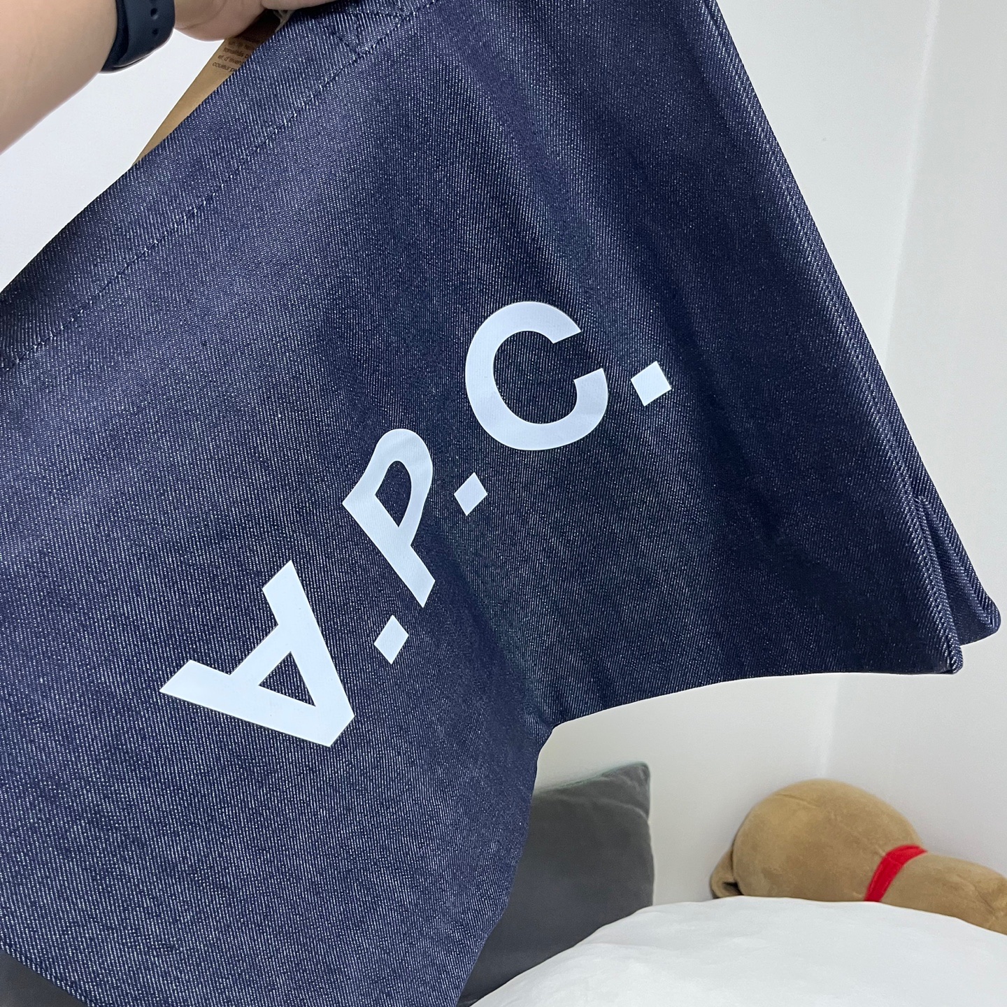 A.P.C. Daniela Shopping Bag Indigo 착용 스타일