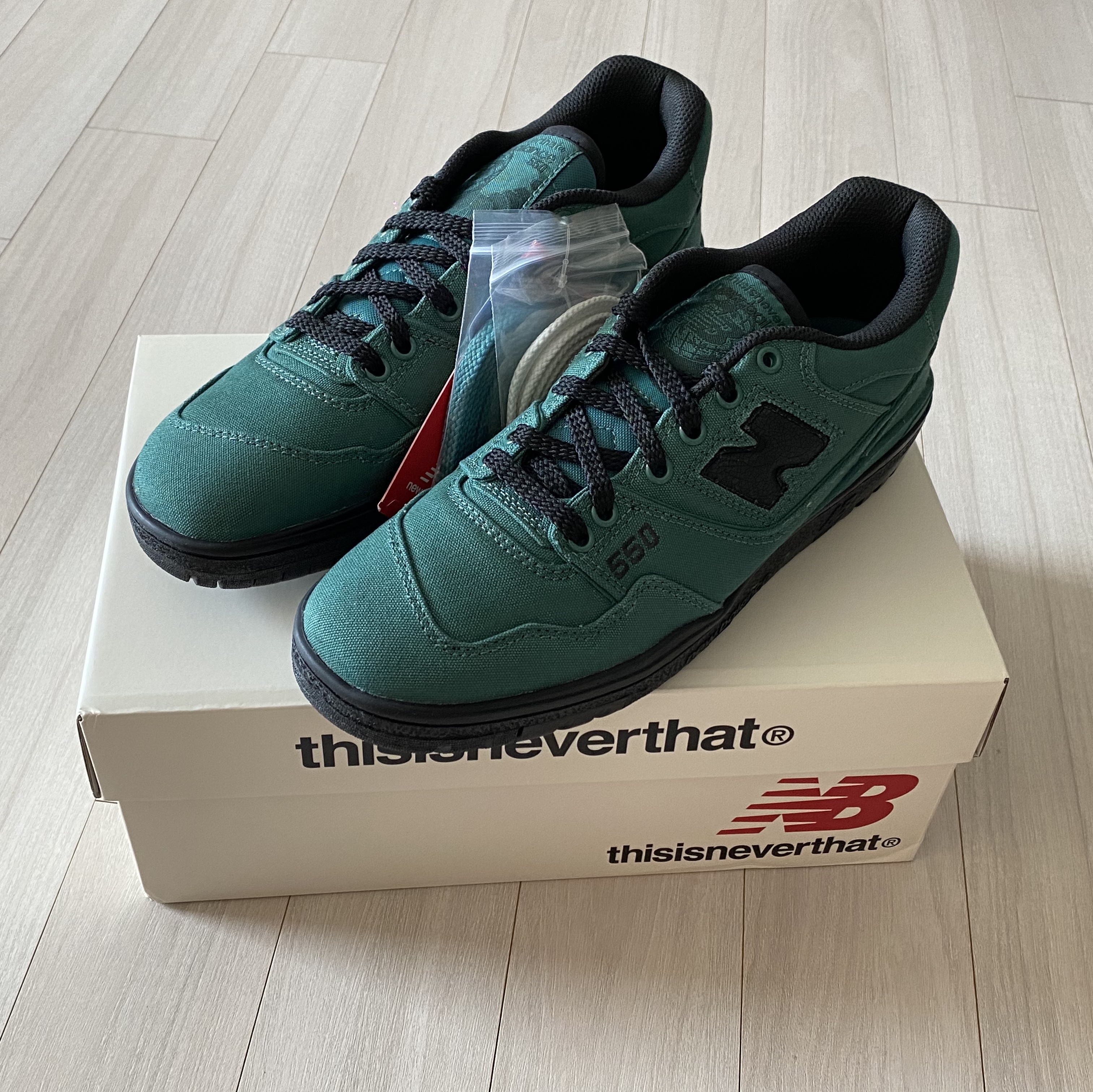 New Balance x Thisisneverthat 550 Green Black 착용 스타일