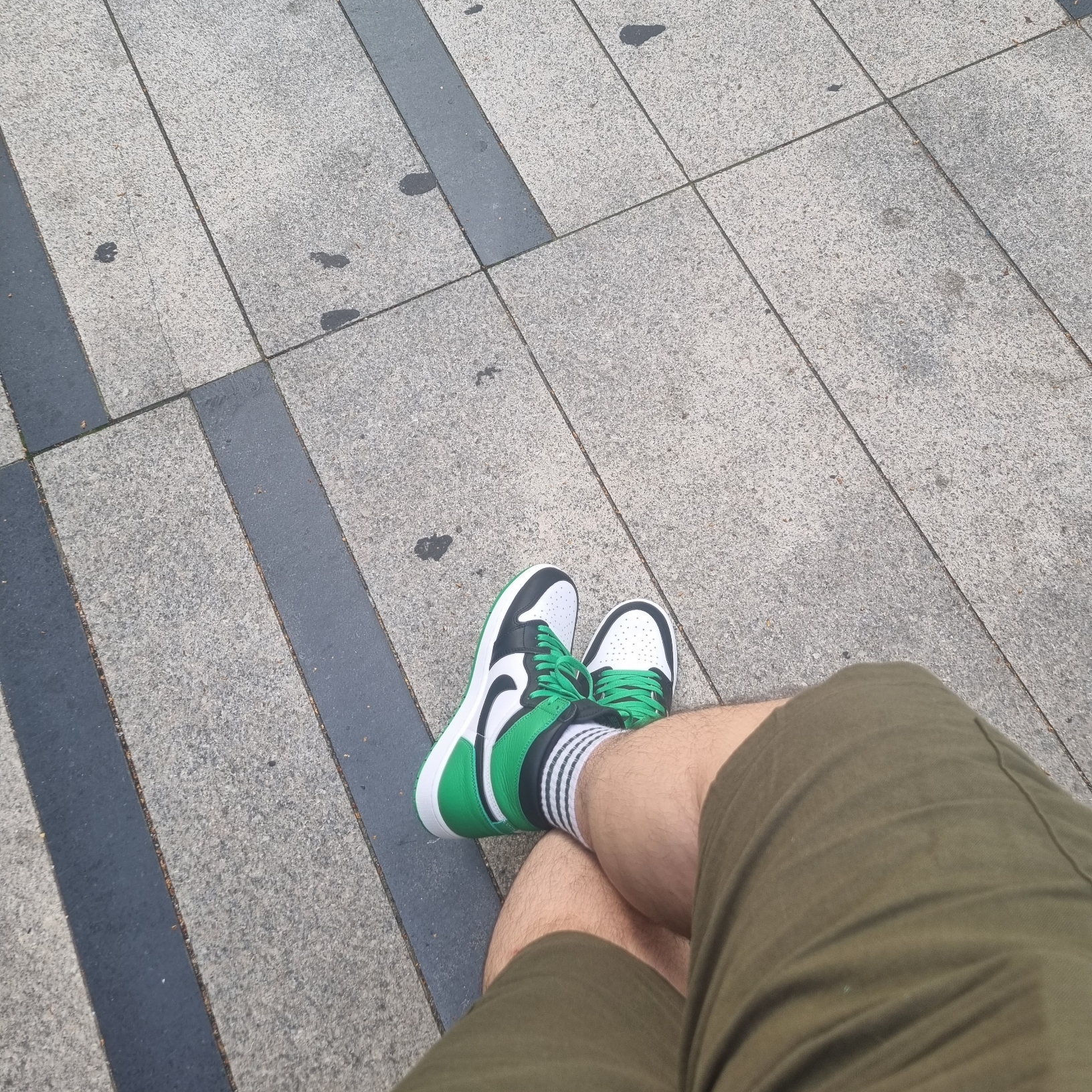 Jordan 1 Retro High OG Black and Lucky Green 착용 스타일